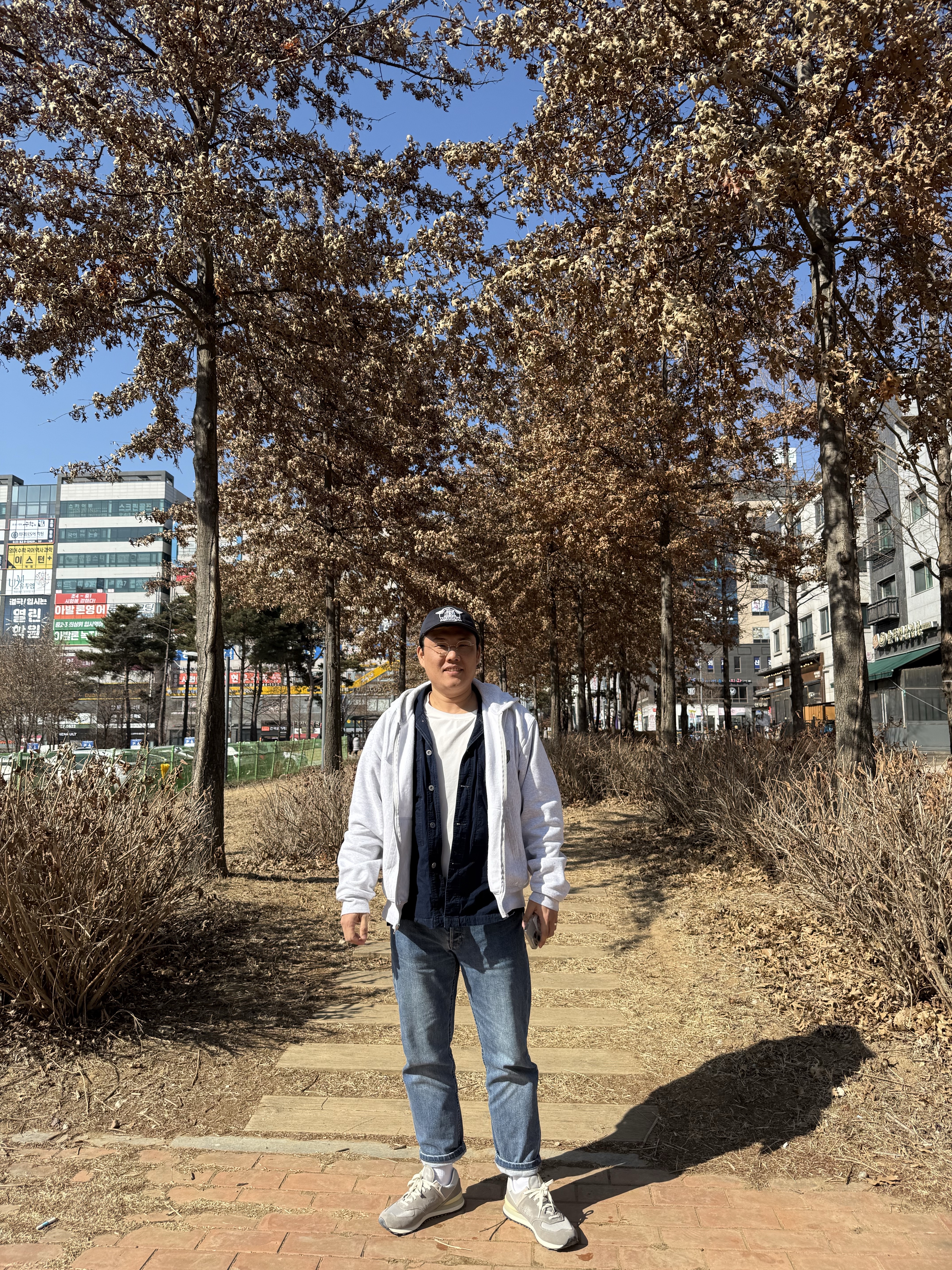 스투시 삿포로 후드집업 애쉬 헤더, 더 리얼 맥코이 화이트 로고 베이스볼 캡 네이비 착용 스타일 - 1
