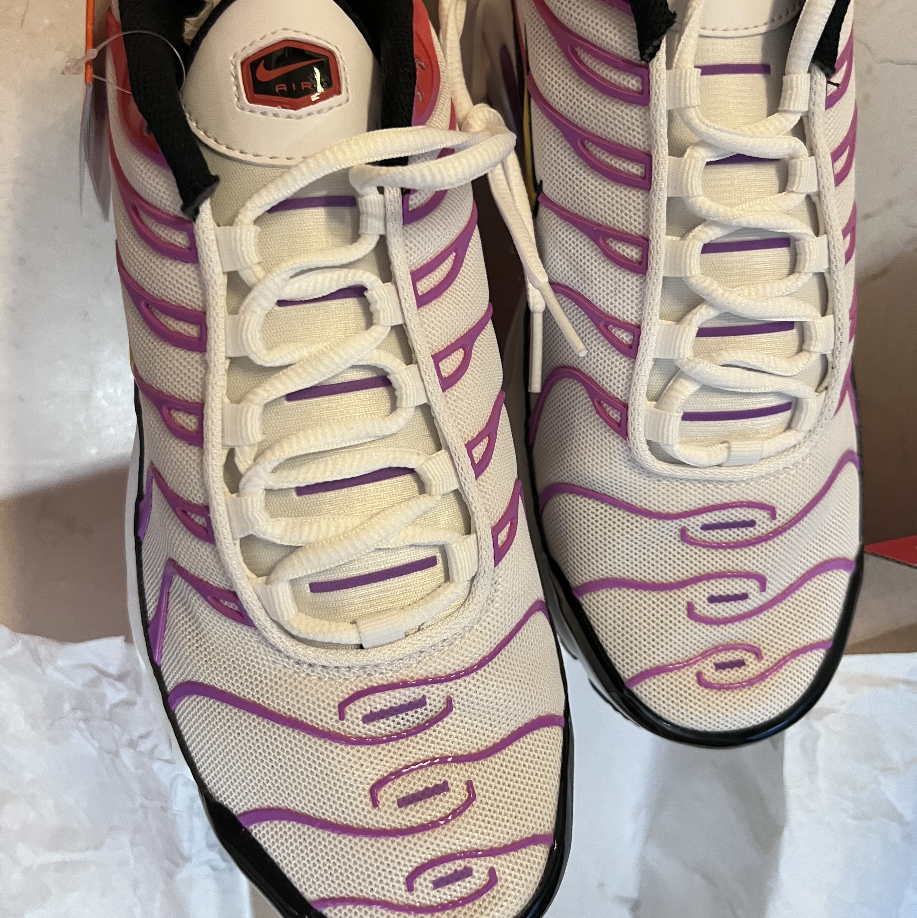 (W) Nike Air Max Plus White Red 착용 스타일