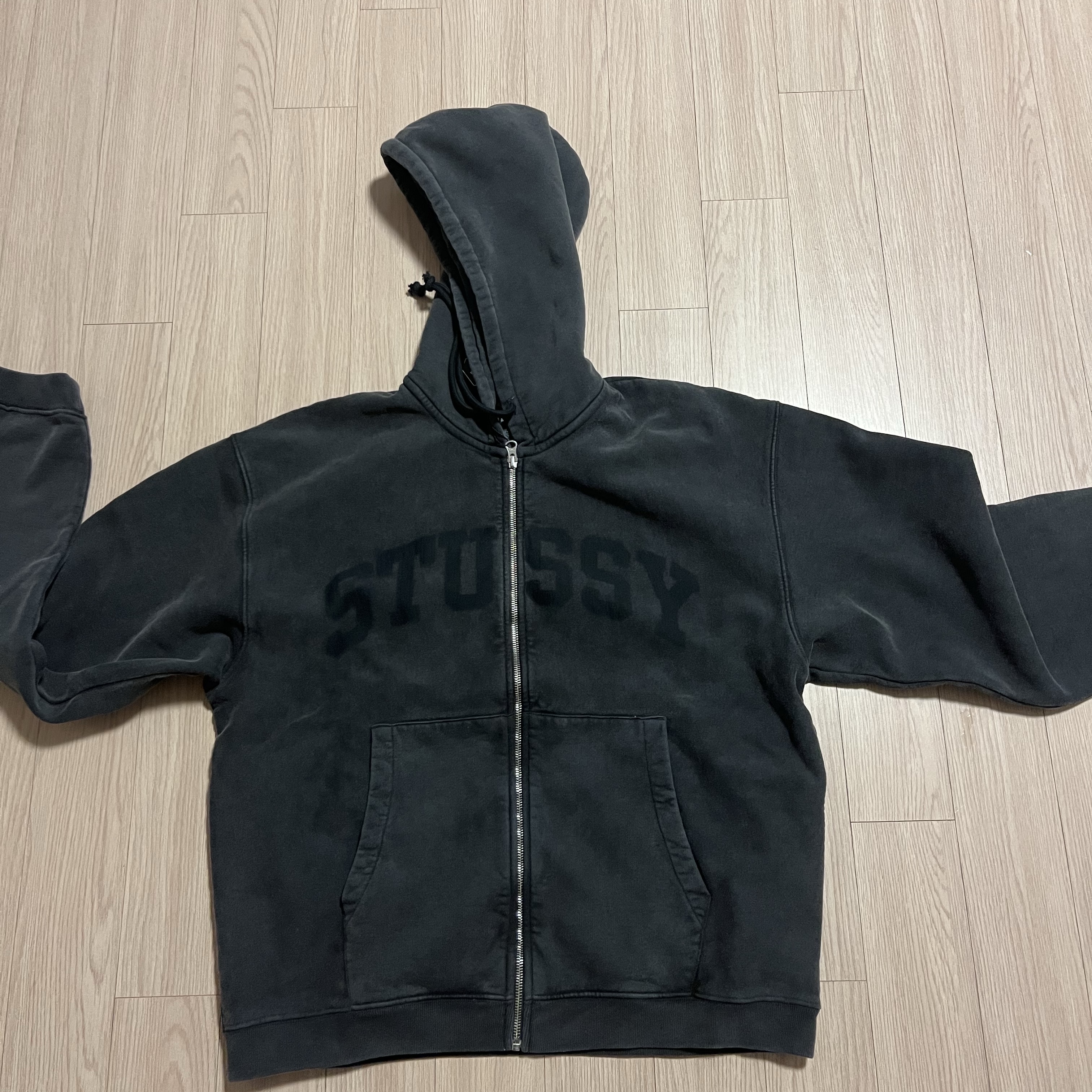 Stussy Faded Graphic Zip Hoodie Washed Black 착용 스타일