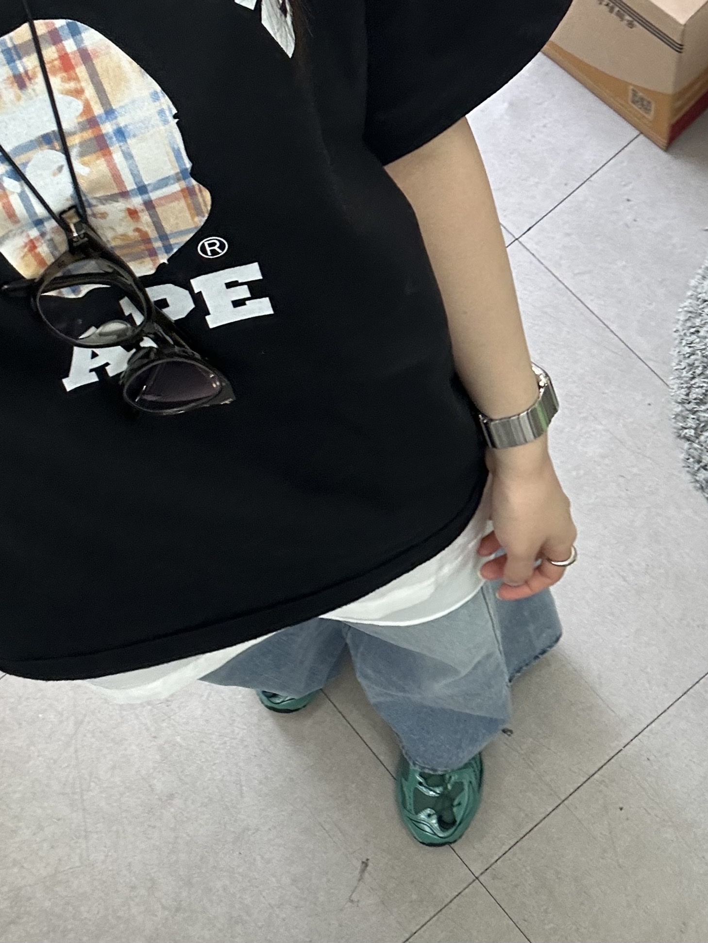 BAPE Bleached BAPE Check College T-Shirt Black, Tom Ford TF6000 Brown 착용 스타일 - 2
