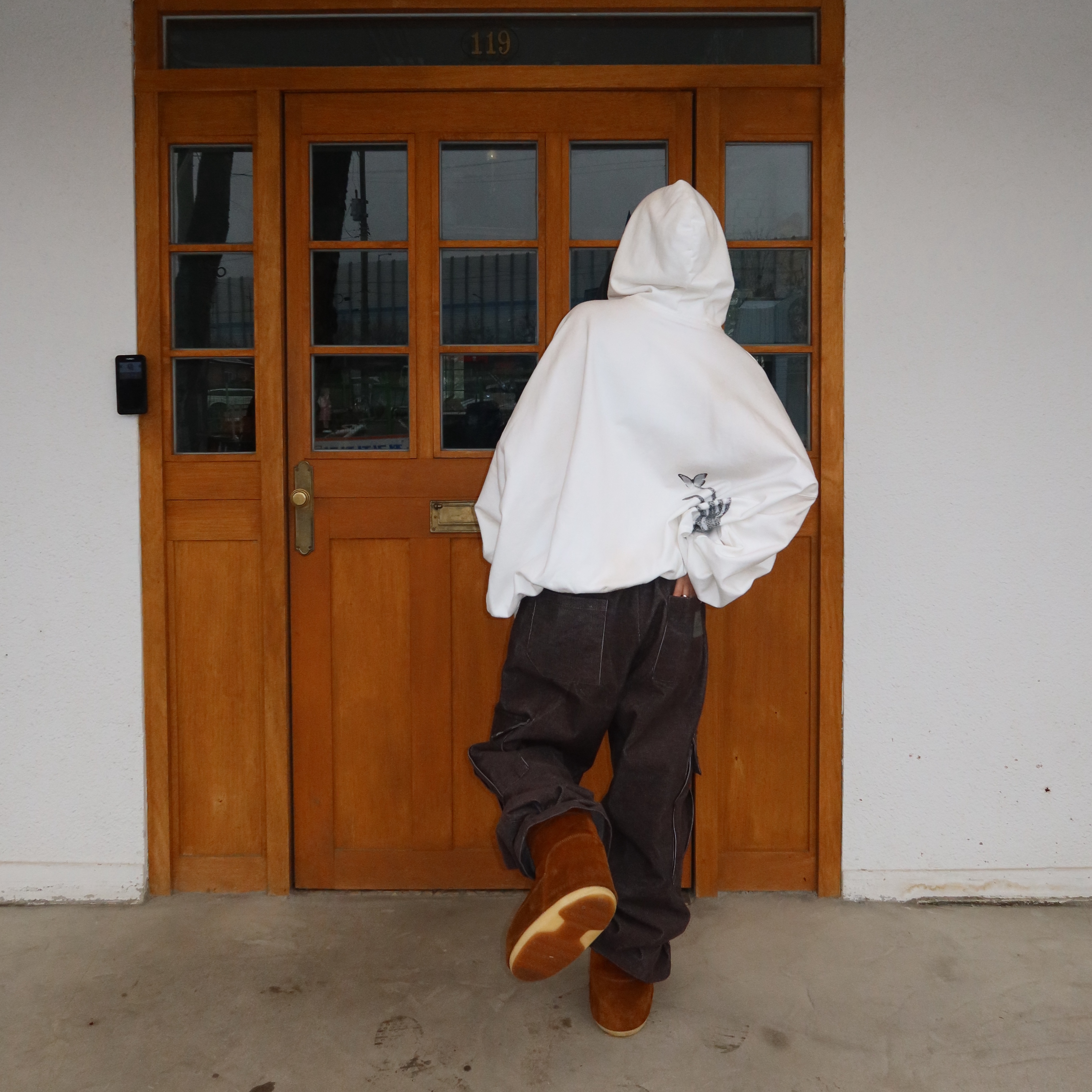 Hono Report Big Pocket Cargo Pants Brown, Project G/R x Atmos Etiquette Lesson Vintage Washed Hoodie White 착용 스타일 - 1