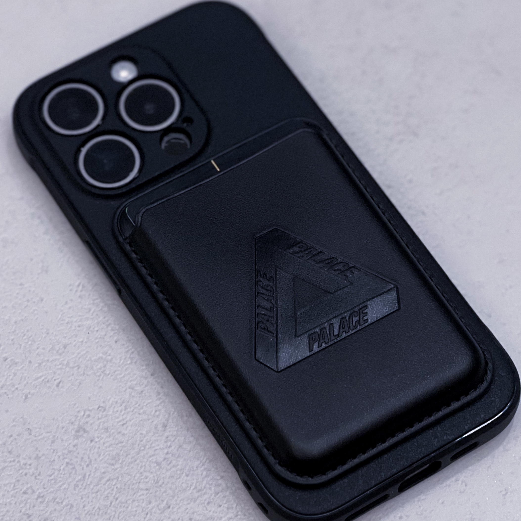 Palace Magsafe Wallet Black - 25SS 착용 스타일