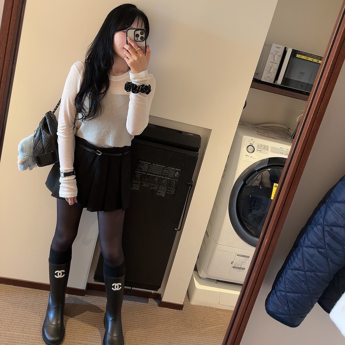 (W) Chanel Boots Caoutchouc & Black, (W) Celine Scrunchy Rayure Bracelet in Brass with Gold Finish and Black Silk Gold Black 착용 스타일 - 1