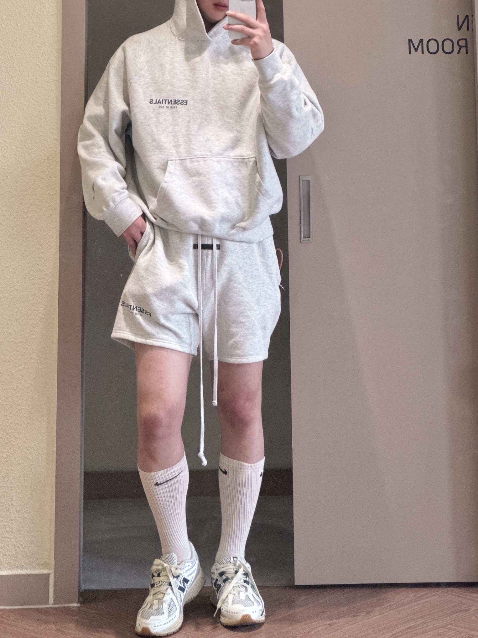 Essentials The Core Collection Pullover Hoodie Oatmeal, Essentials The Core Collection Sweatshorts Light Oatmeal 착용 스타일 - 1