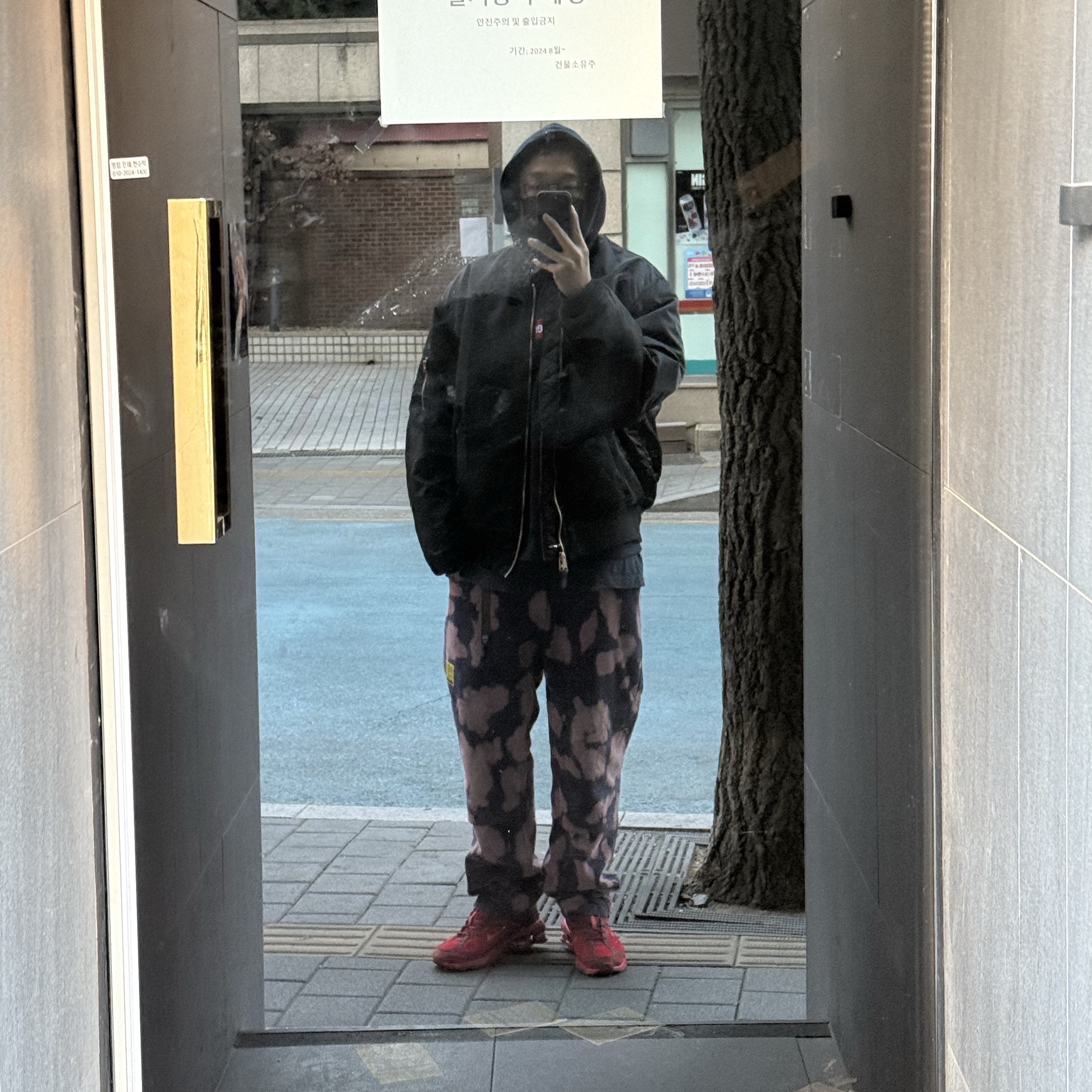 ALPHA INDUSTRIES MA-1 Flight Jacket Black, Nike x Supreme Shox Ride 2 SP Red 착용 스타일