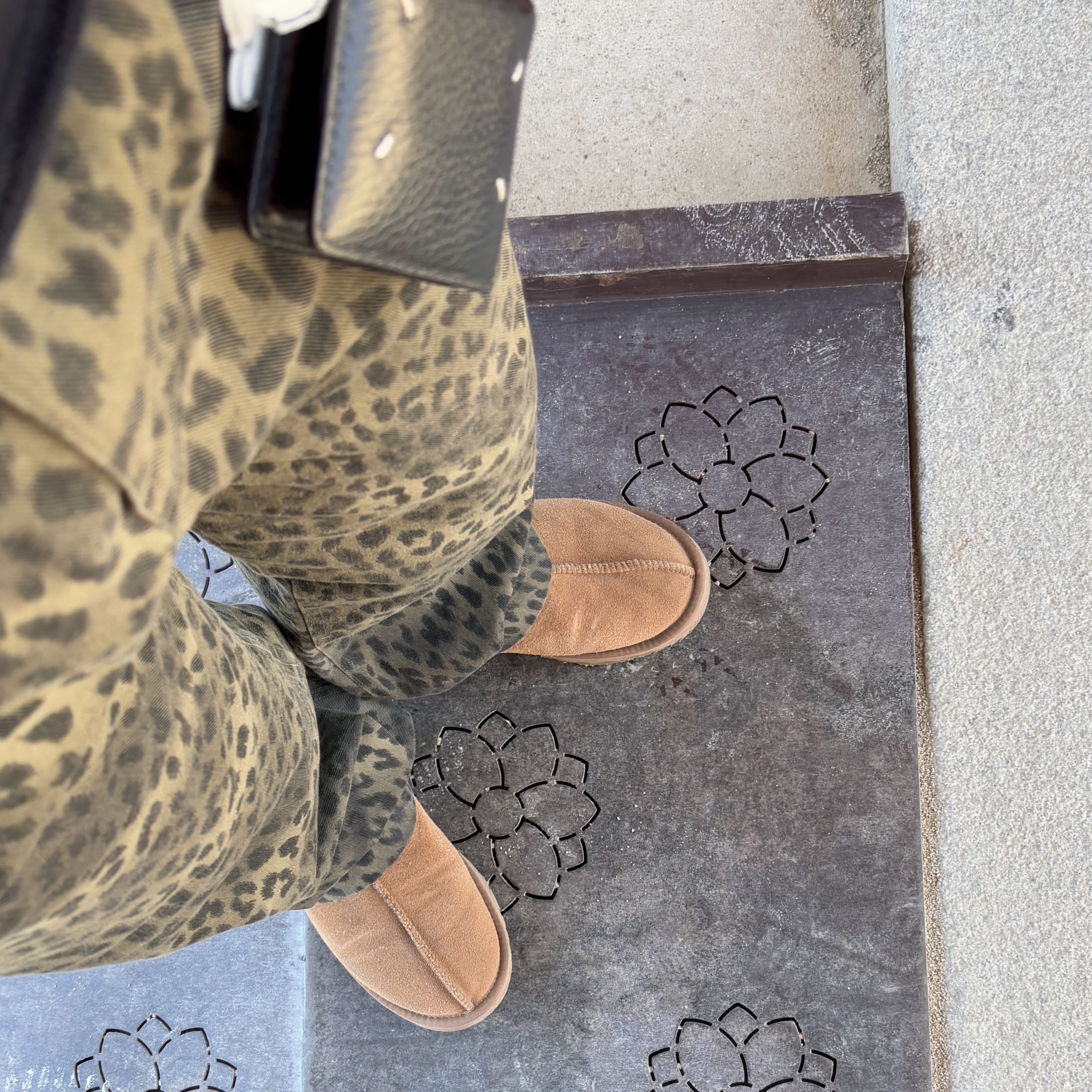 ersco Leopard Baggy Trousers Khaki 착용 스타일