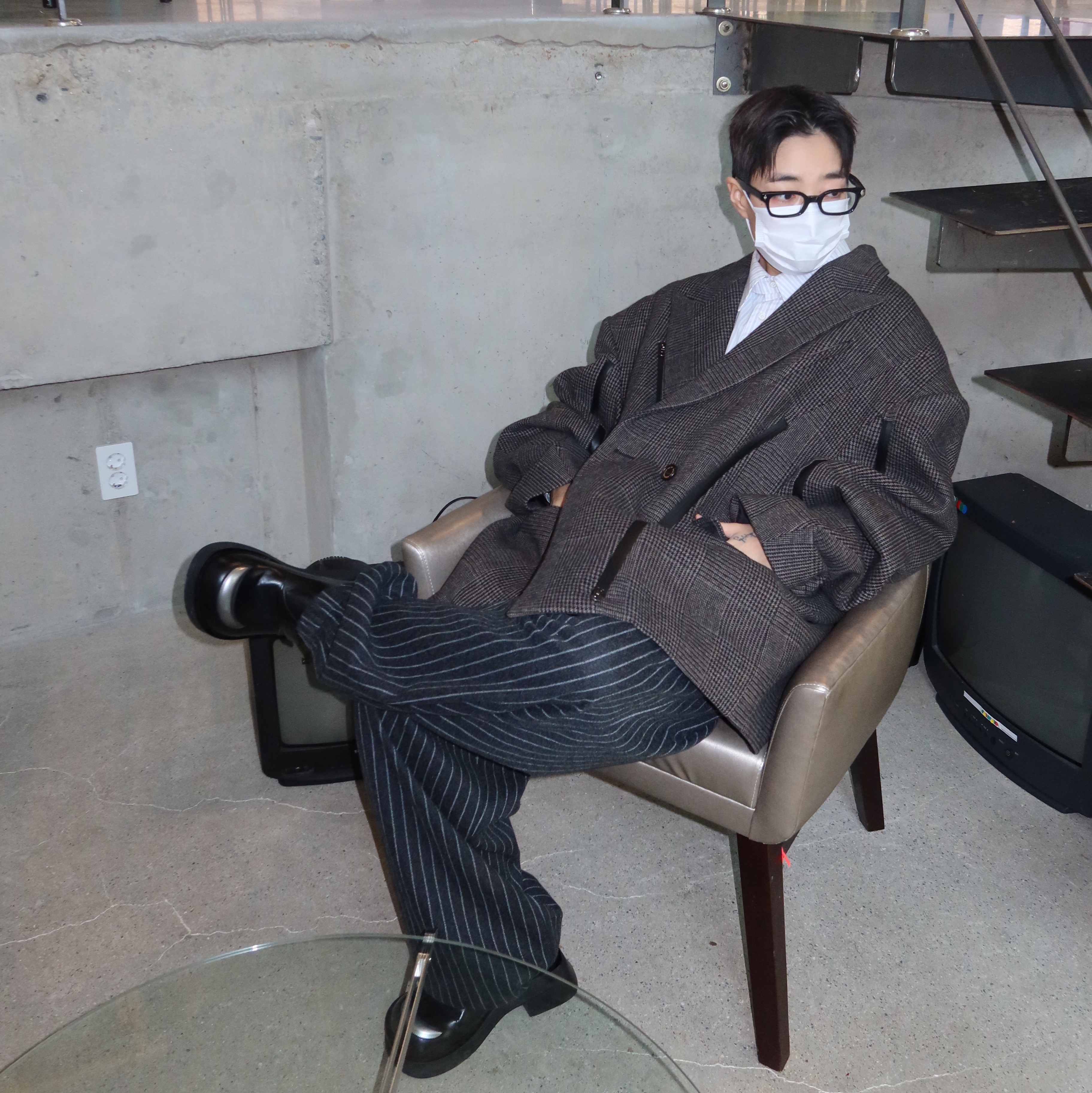 호노 리포트 이지 빅 팬츠 블랙 스트라이프, 호노 리포트 타이포 셔츠 화이트 스트라이프 착용 스타일 - 2
