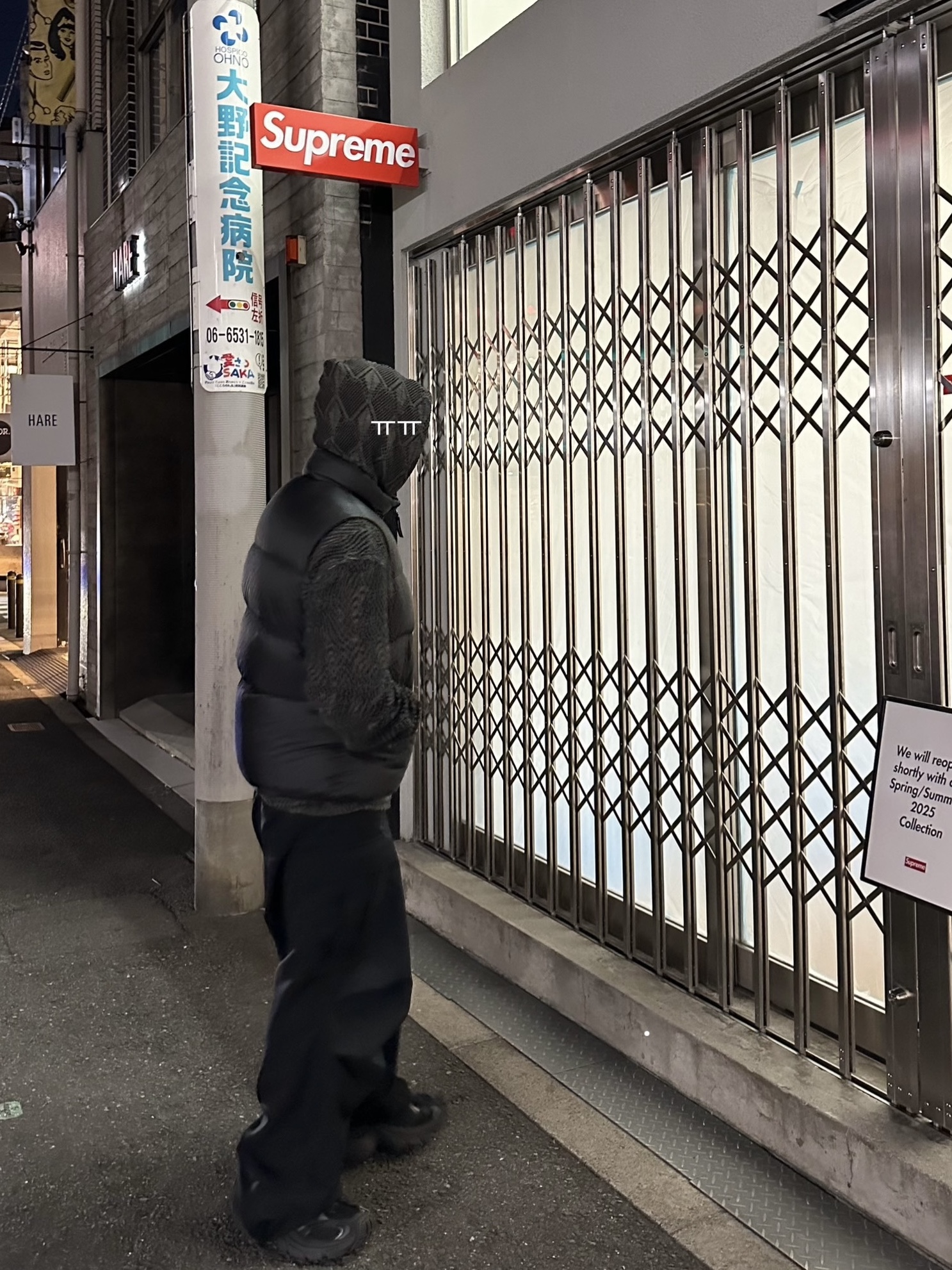 디스이즈네버댓 퍼텍스 T 다운 베스트 블랙, 논노드 사이드 지퍼 카고 팬츠 블랙 착용 스타일 - 4