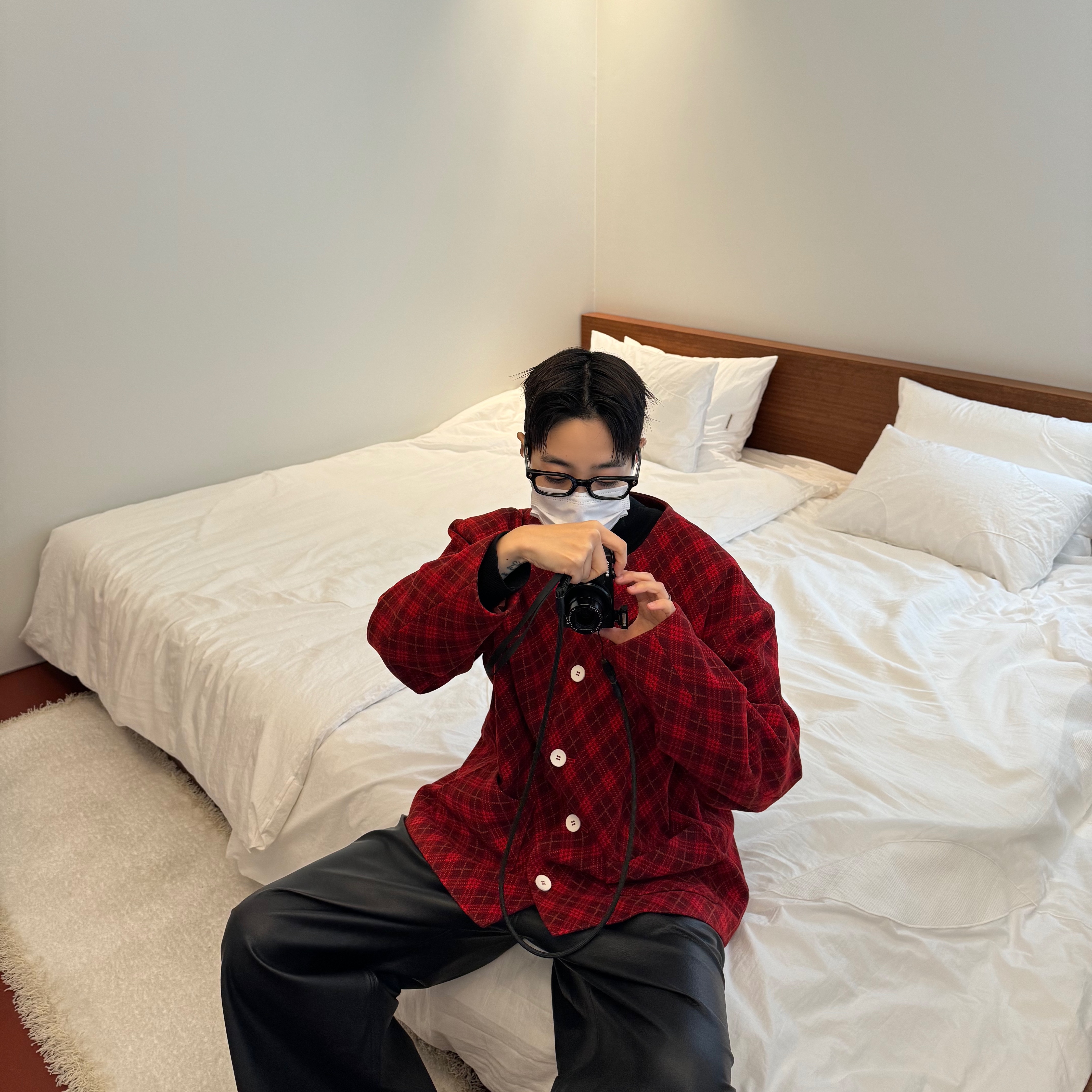 Hono Report Collarless Cardigan Red Argyle 착용 스타일 - 5