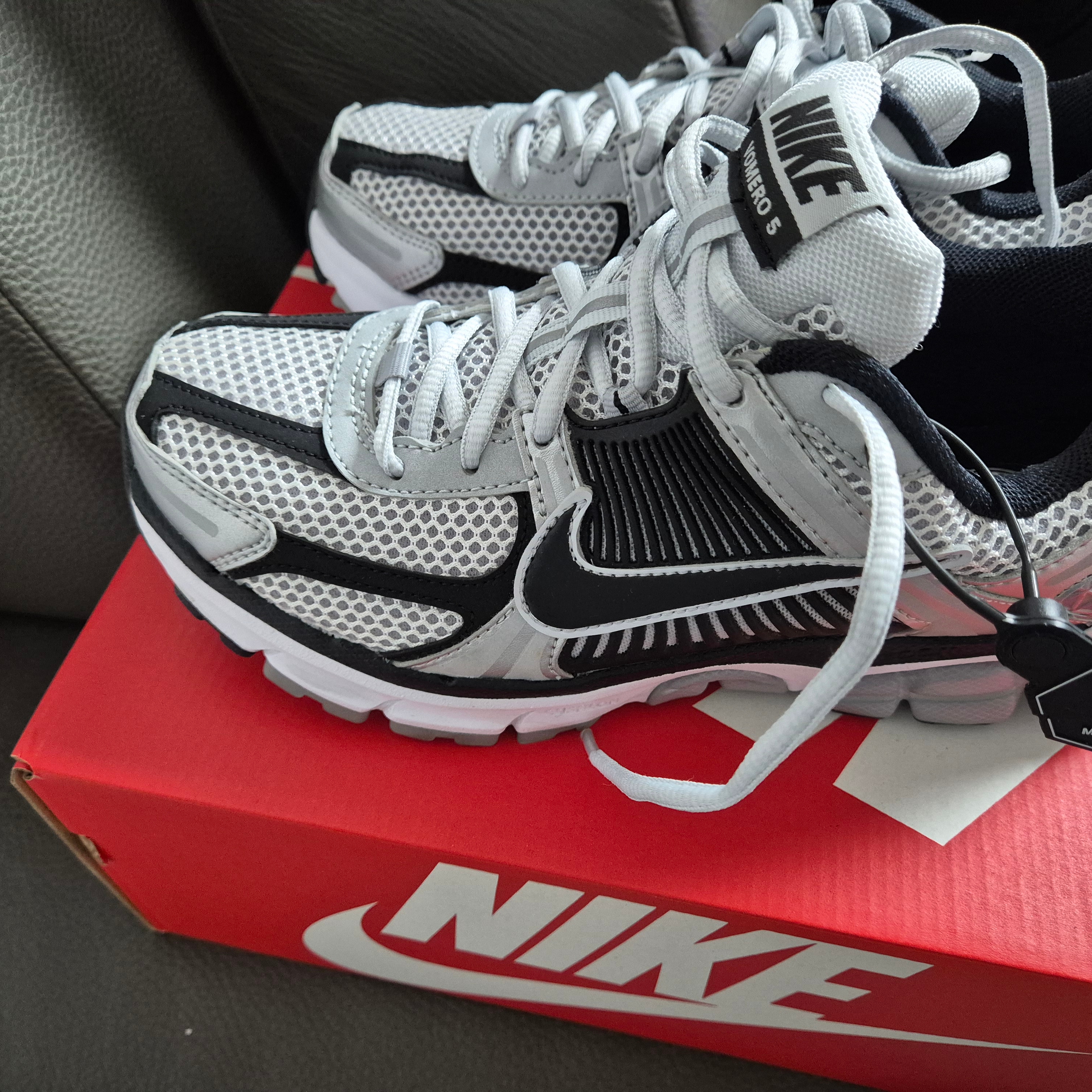 Nike Zoom Vomero 5 Metallic Silver Black 착용 스타일