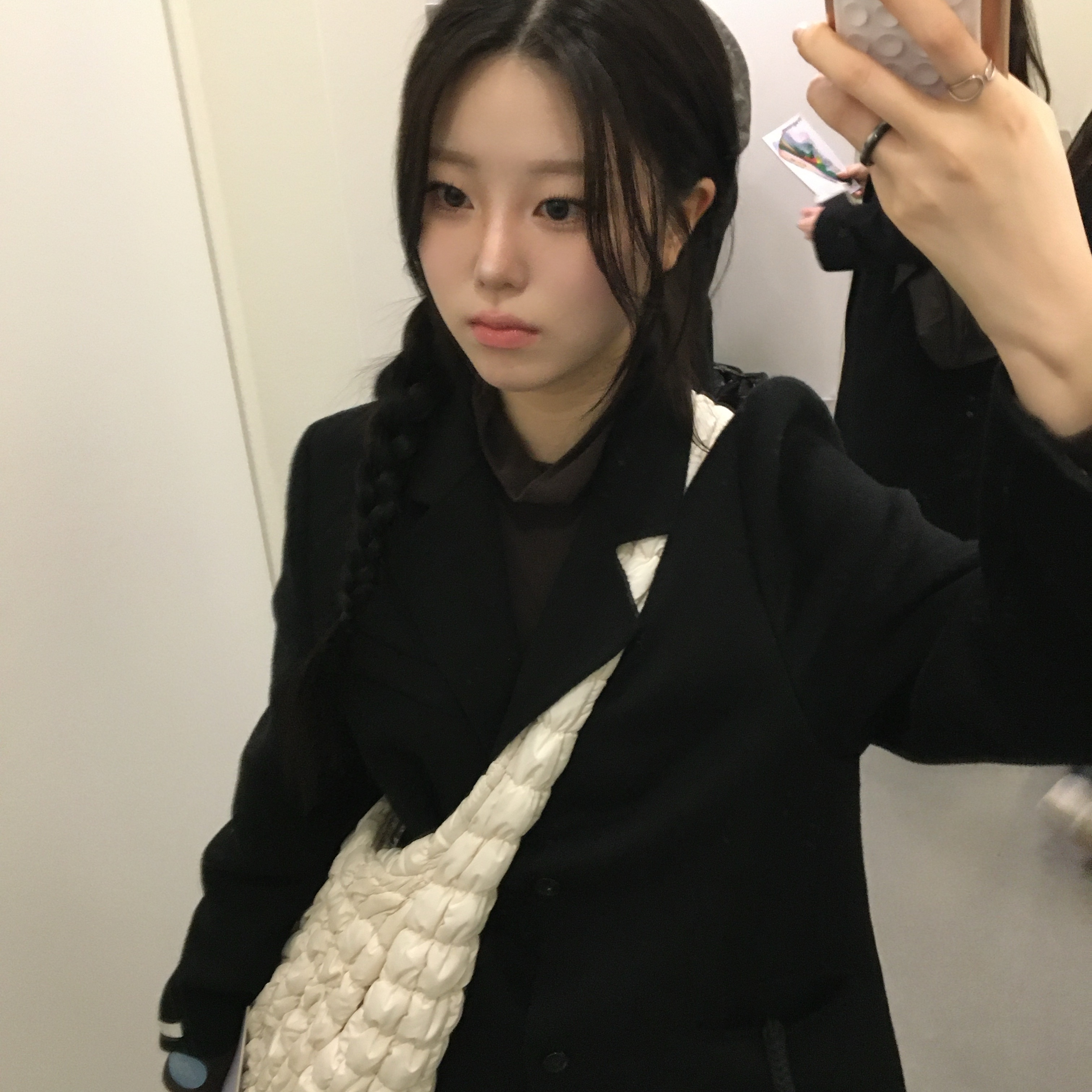 Adidas Superstar Core Black White, COS Quilted Oversized Shoulder Bag Off White Light Beige 착용 스타일 - 4