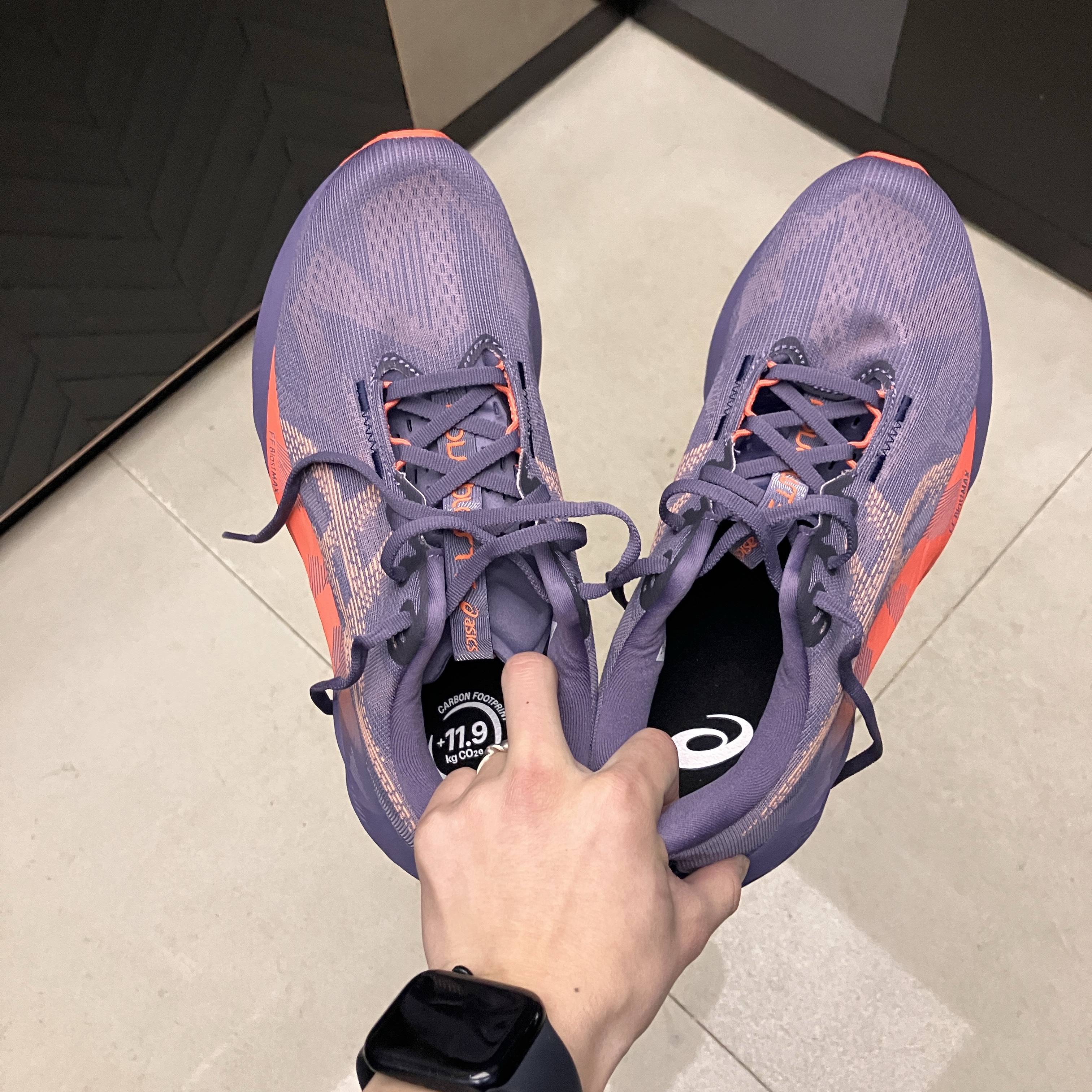 Asics Novablast 5 Greyish Purple Coral Reef 착용 스타일