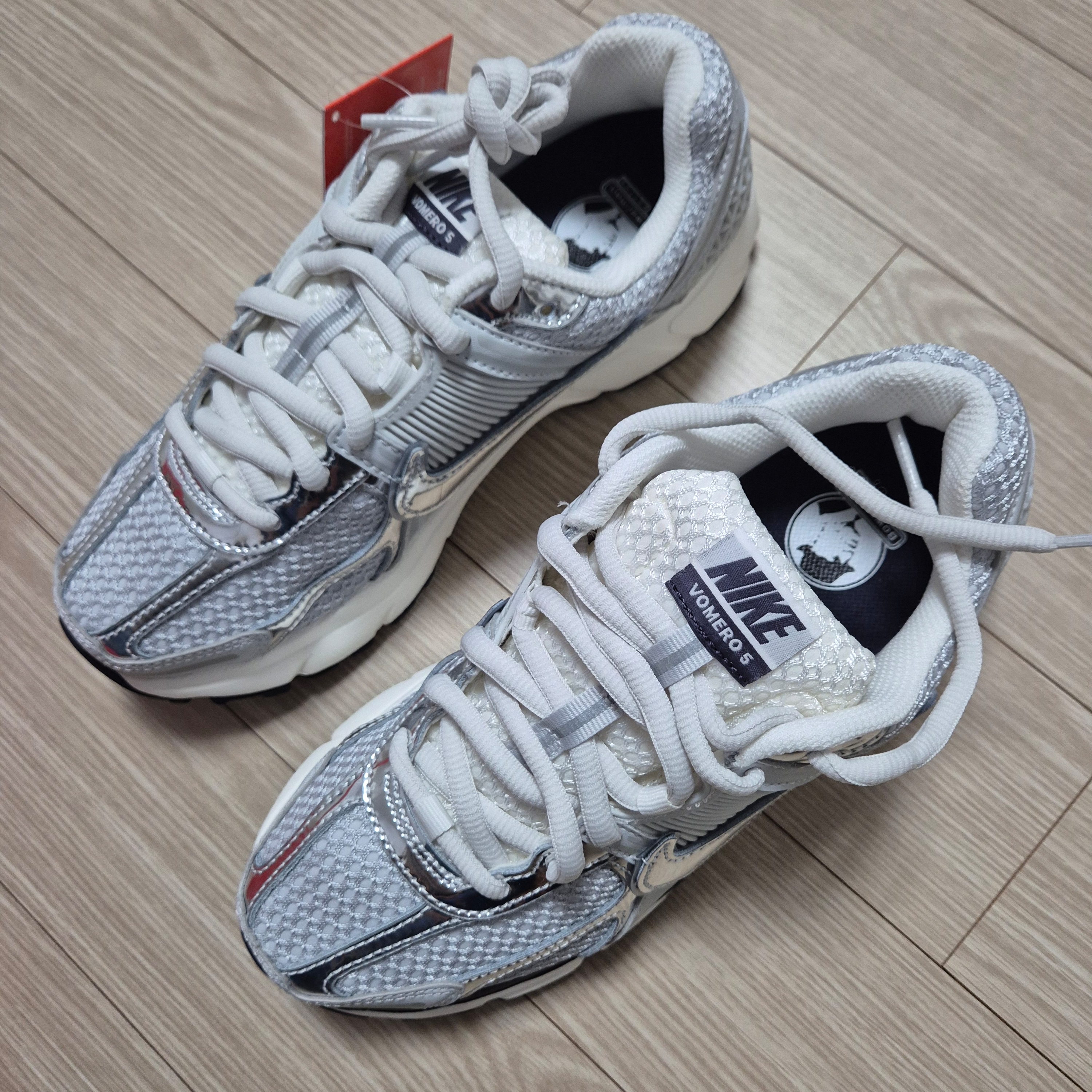 (W) Nike Zoom Vomero 5 Photon Dust and Metallic Silver 착용 스타일