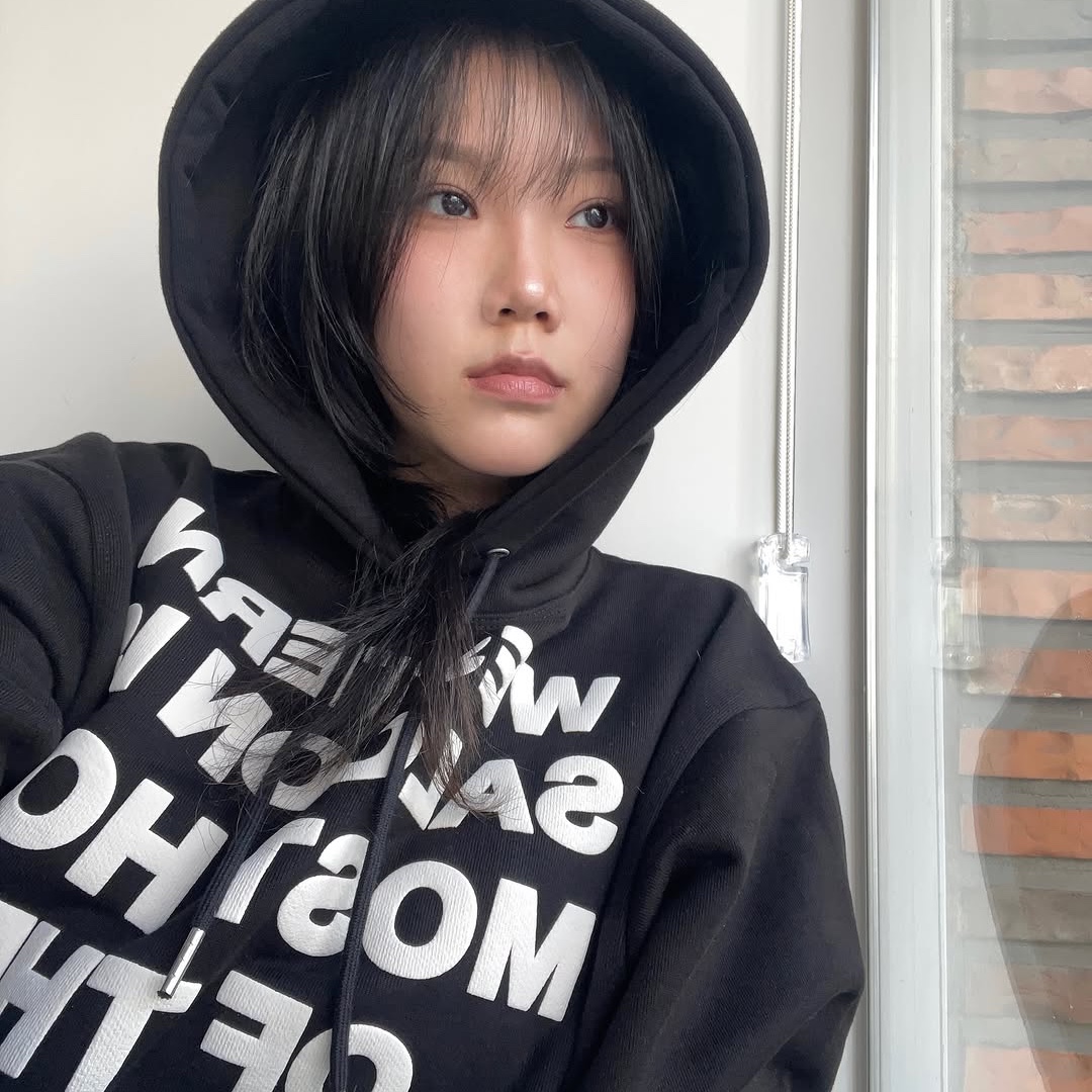 Thevinylhouse Typo Hoodie Black 착용 스타일 - 2