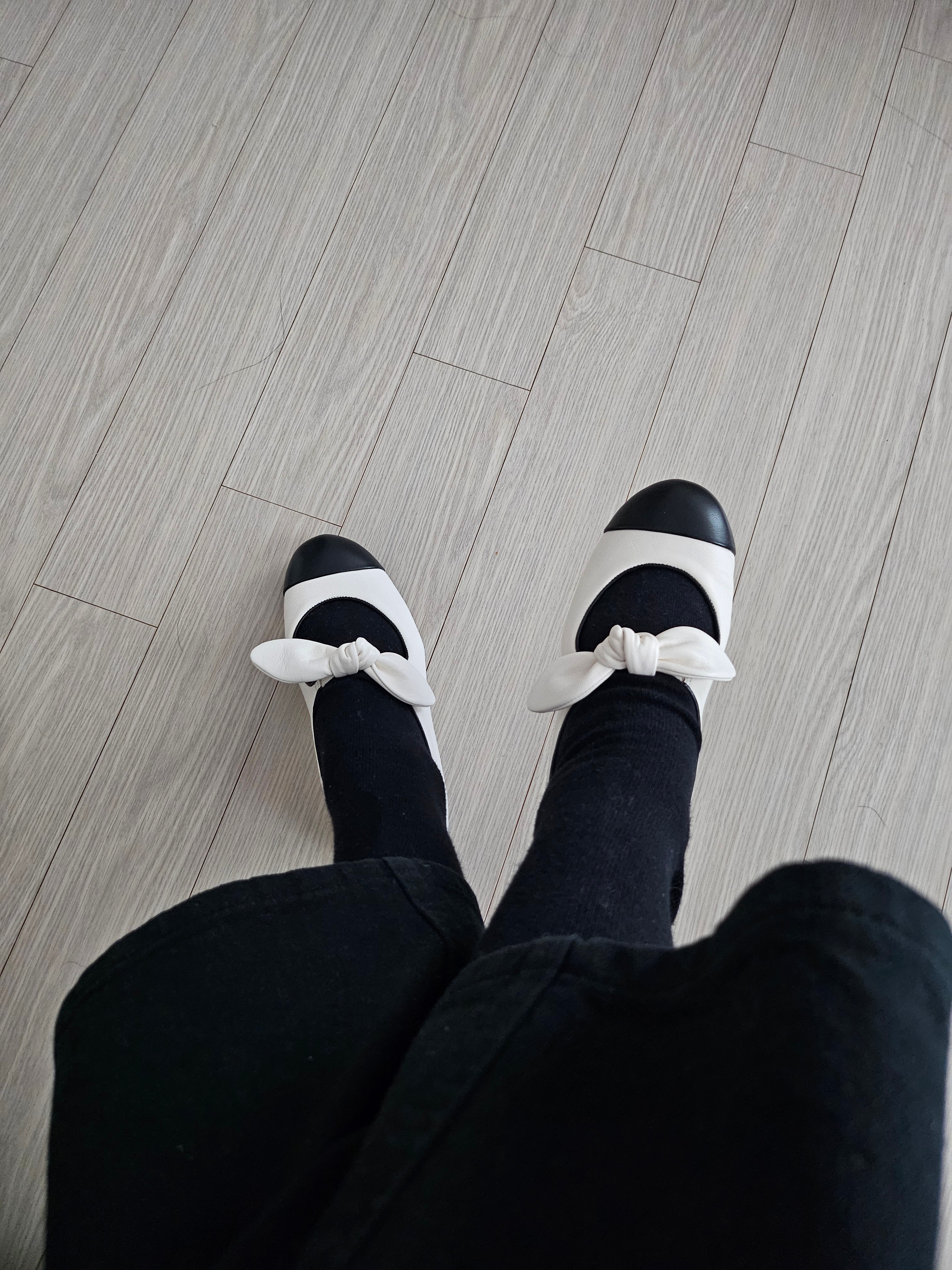 (W) Chanel Mary Janes Lambskin & White Black 착용 스타일