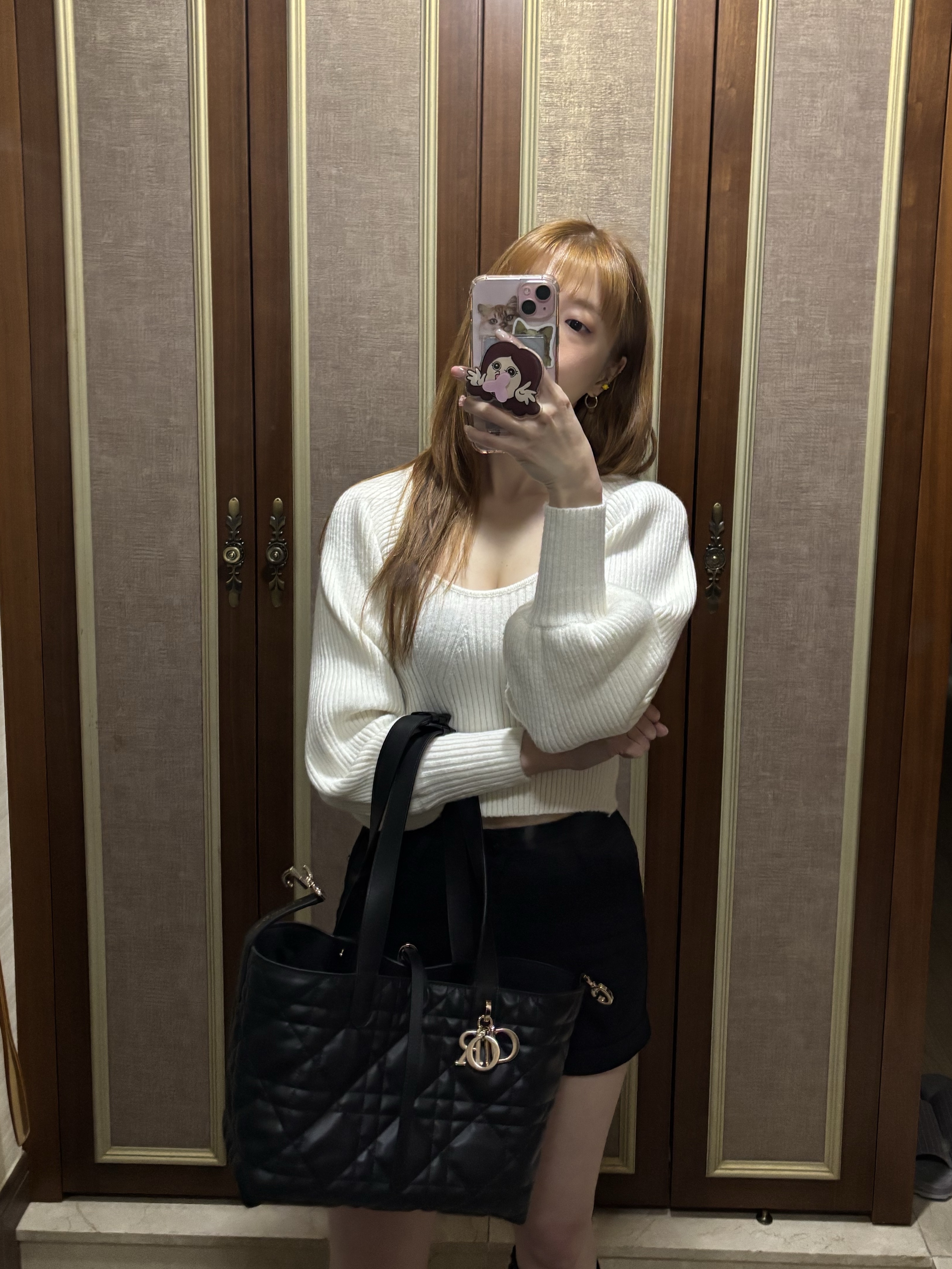Dior Medium Toujours Bag Macrocannage Calfskin Black 착용 스타일 - 2