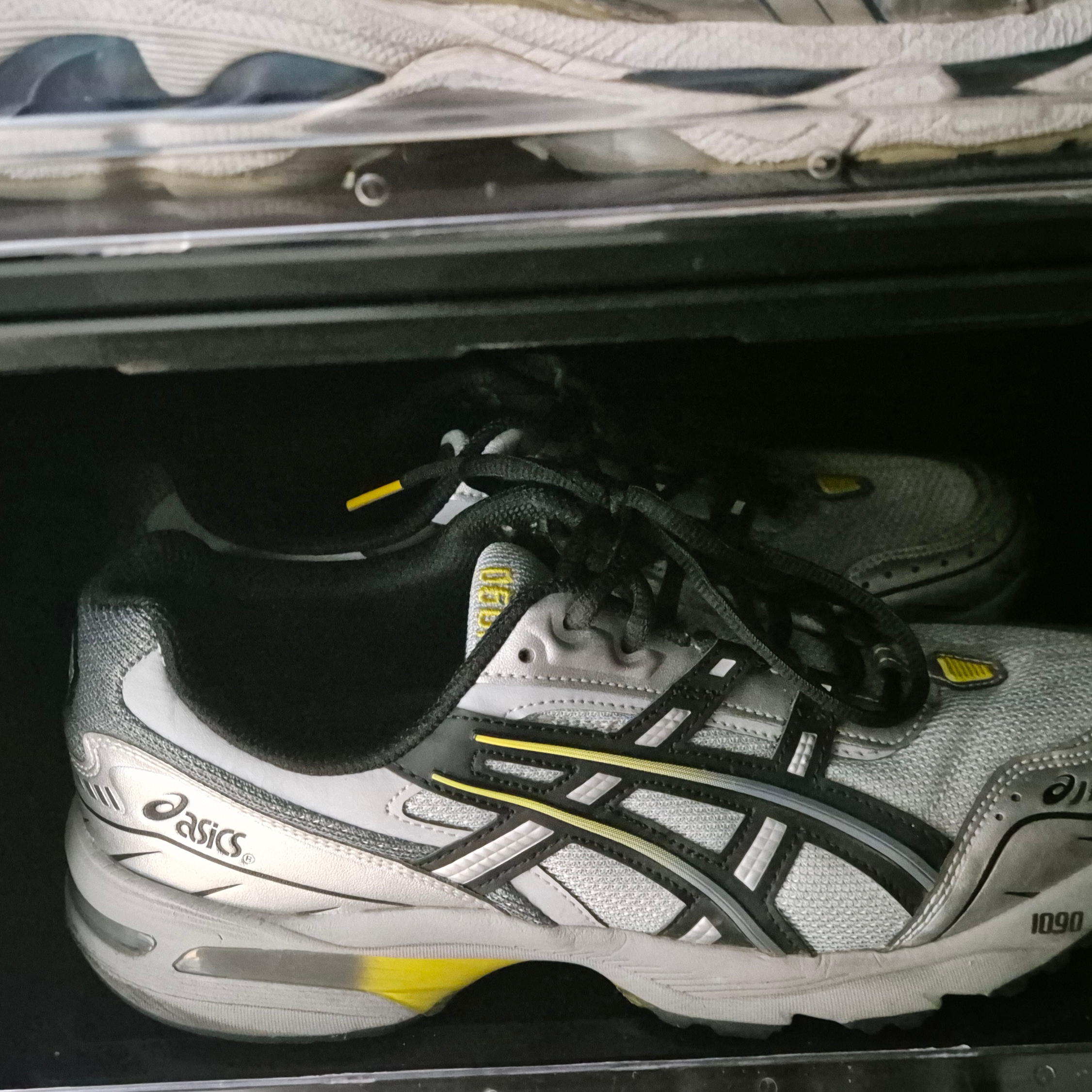 Asics Gel-1090 Mid Grey Black 착용 스타일