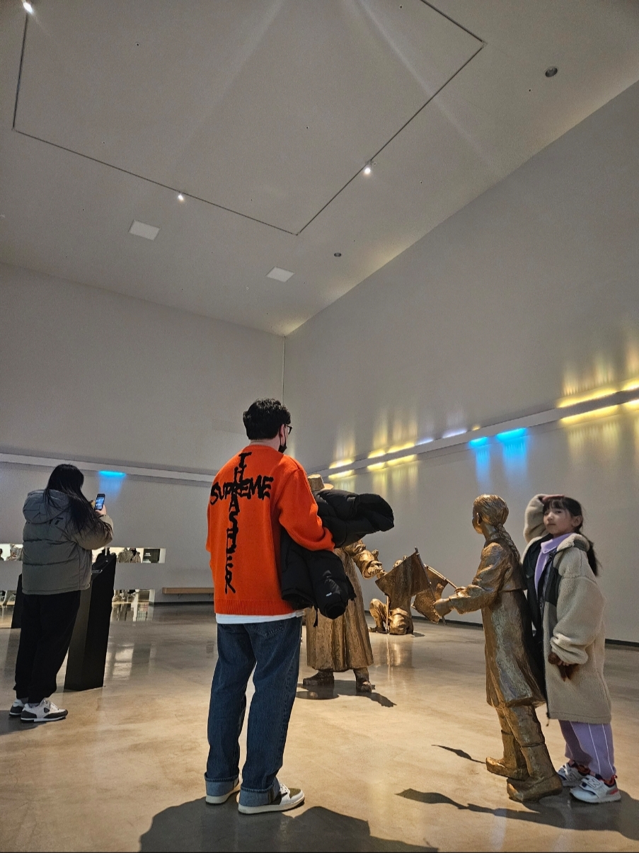 Supreme x Thrasher Sweater Orange - 24FW, Levi's 501 Original Fit Jeans Medium Indigo 착용 스타일 - 2