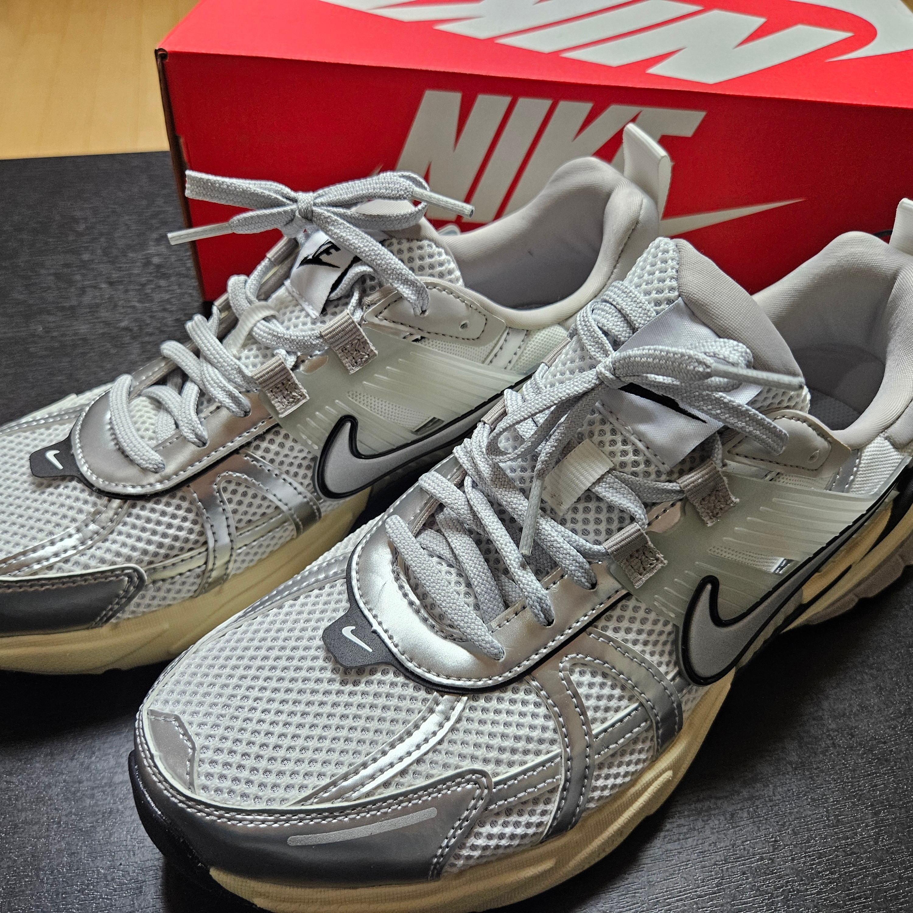 Nike V2K Run Pure Platinum Light Iron Ore 착용 스타일 - 3