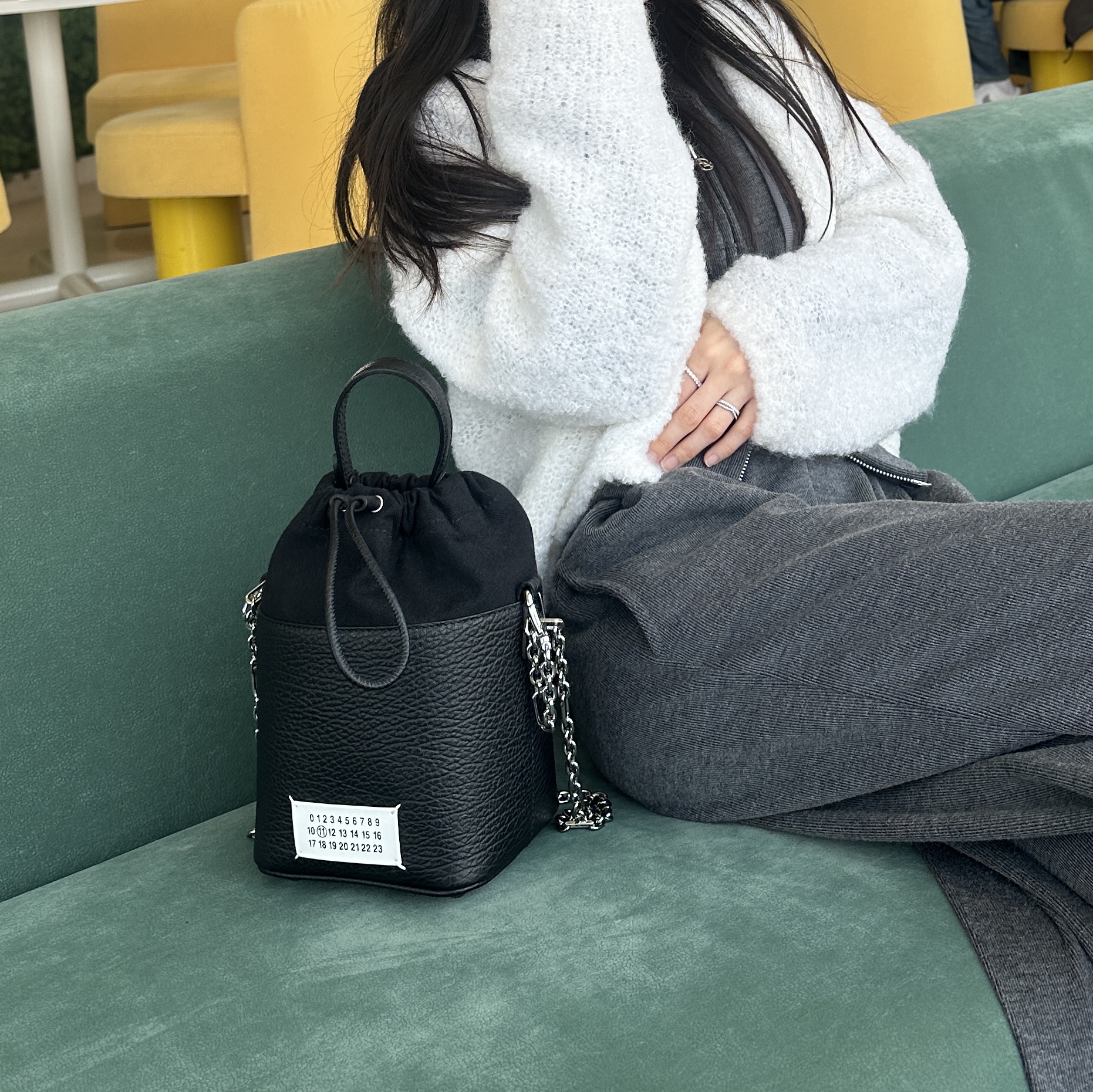 Maison Margiela 5AC Bucket Bag Black 착용 스타일 - 1