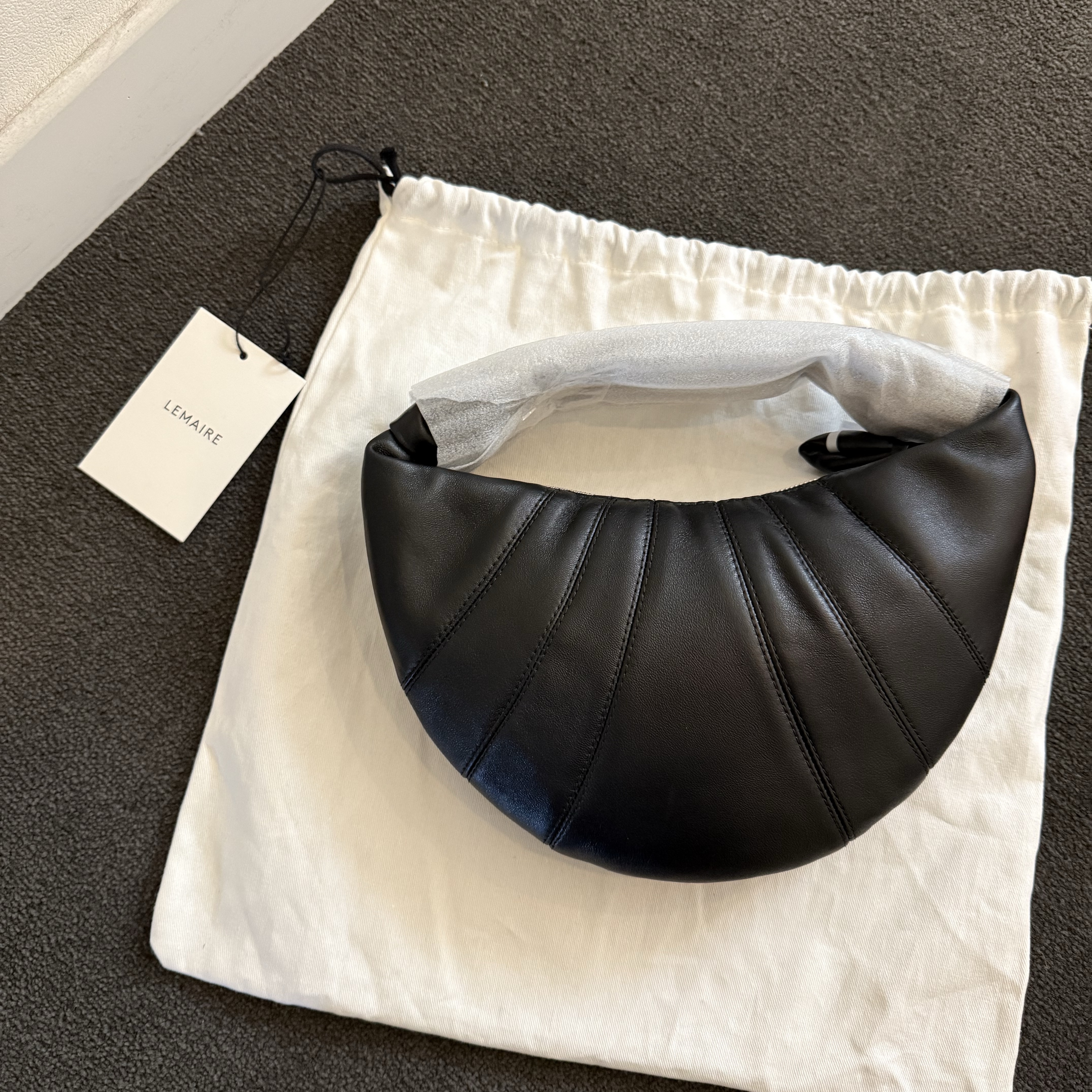 Lemaire Mini Fortune Croissant Bag Soft Nappa Leather Black 착용 스타일