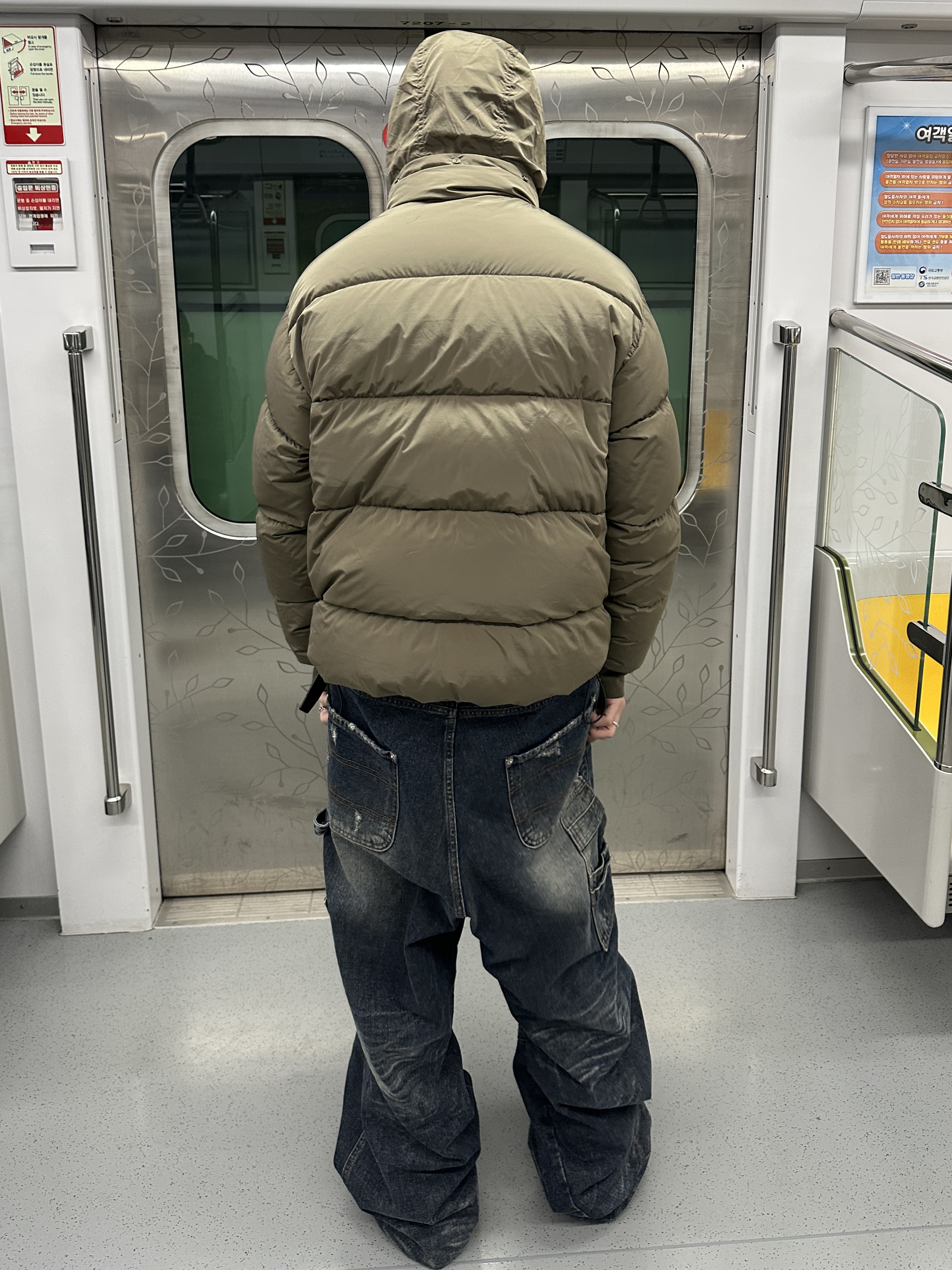 C.P. Company Nycra-R Short Down Jacket Walnut Beige - 24FW, Salomon XA Forces Jungle Earth Brown 착용 스타일 - 3