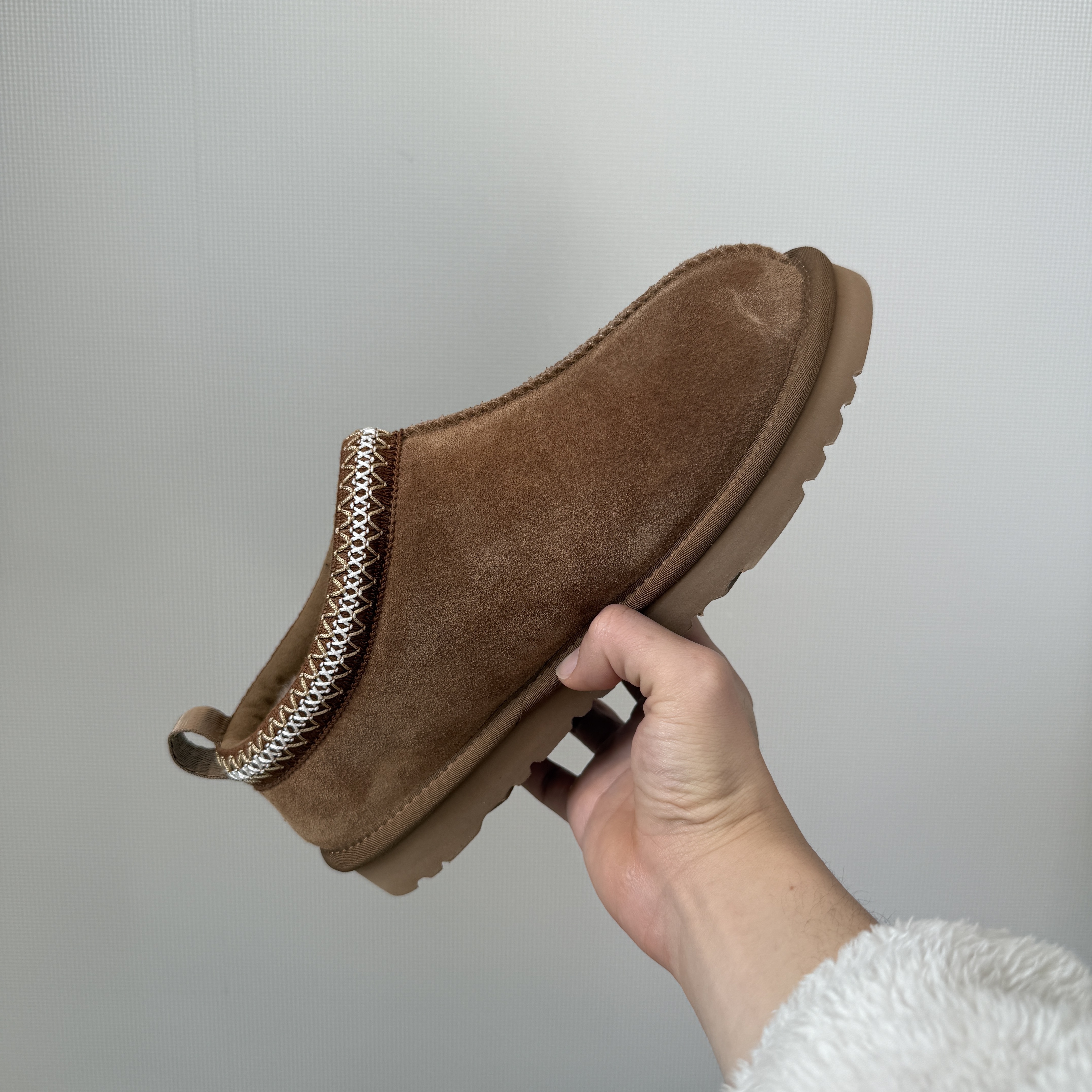 UGG Tasman Slipper Chestnut 착용 스타일
