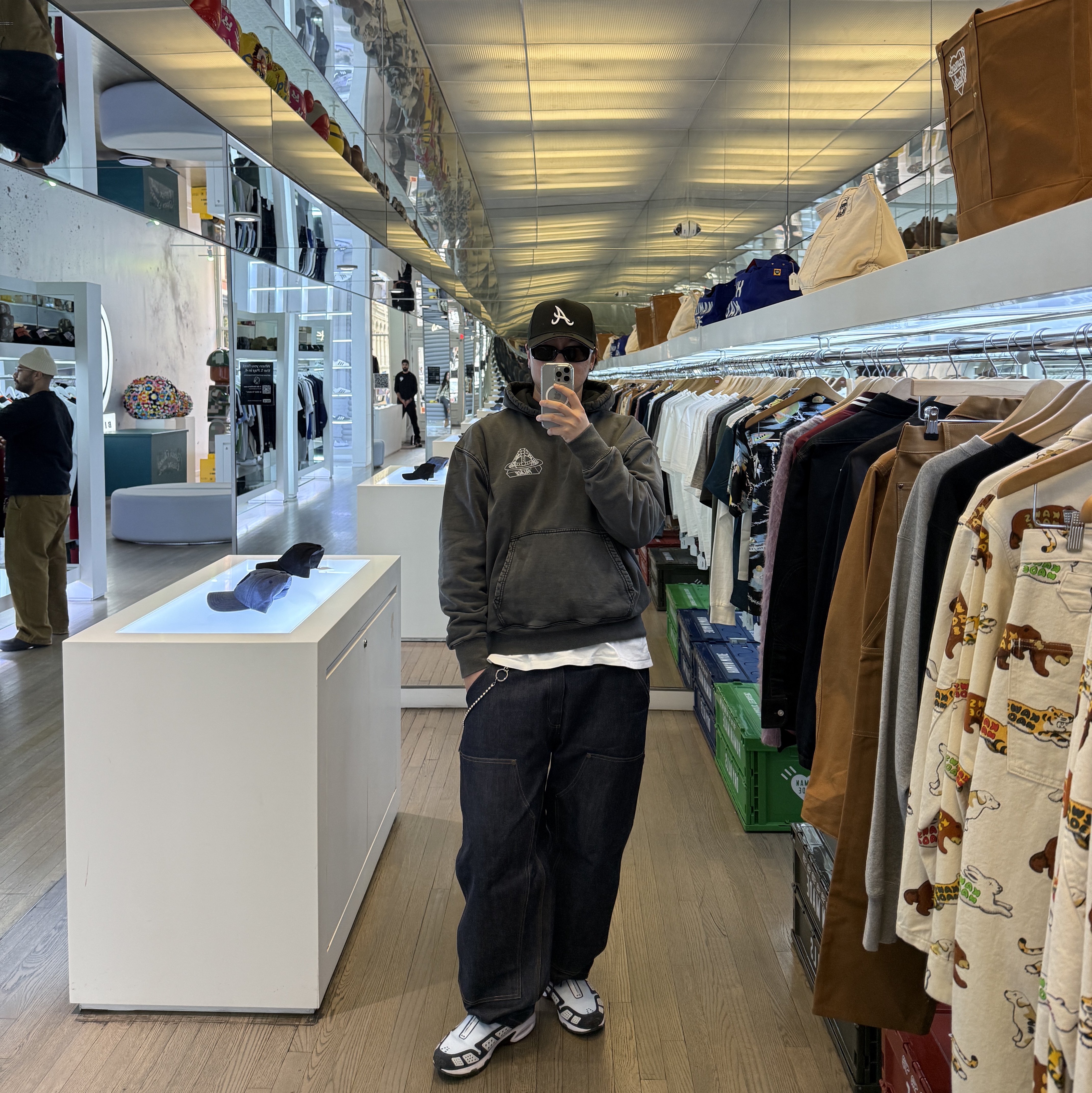 Palace x Vivienne Westwood Hood Black - 24FW, (W) Nike Air Max SNDR Blue Ice Obsidian Blue 착용 스타일 - 4