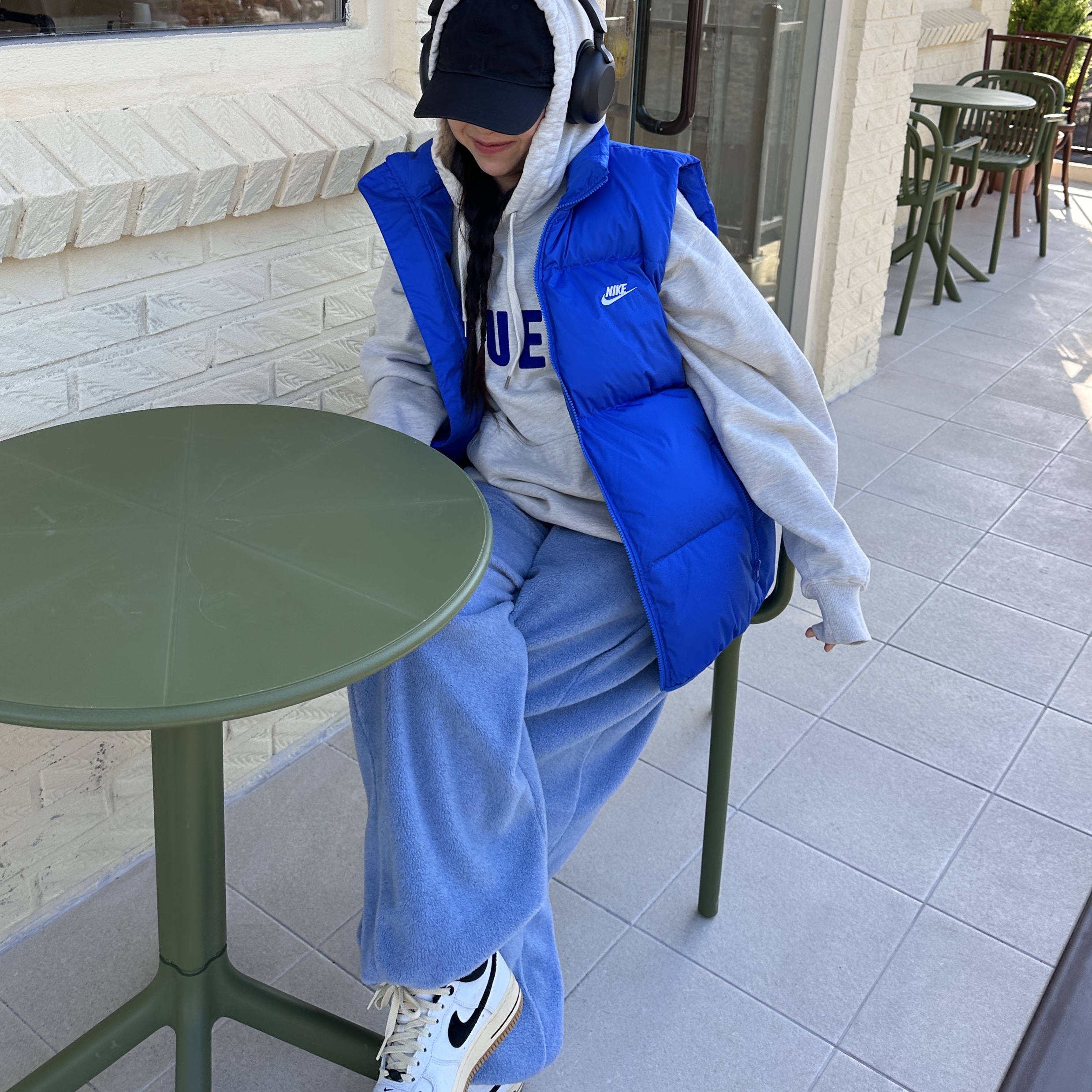 (W) Nike Air Force 1 '07 LX Black and Summit White, Nike NSW Club Primaloft Water-Repellent Puffer Vest Game Royal - Asia 착용 스타일 - 1