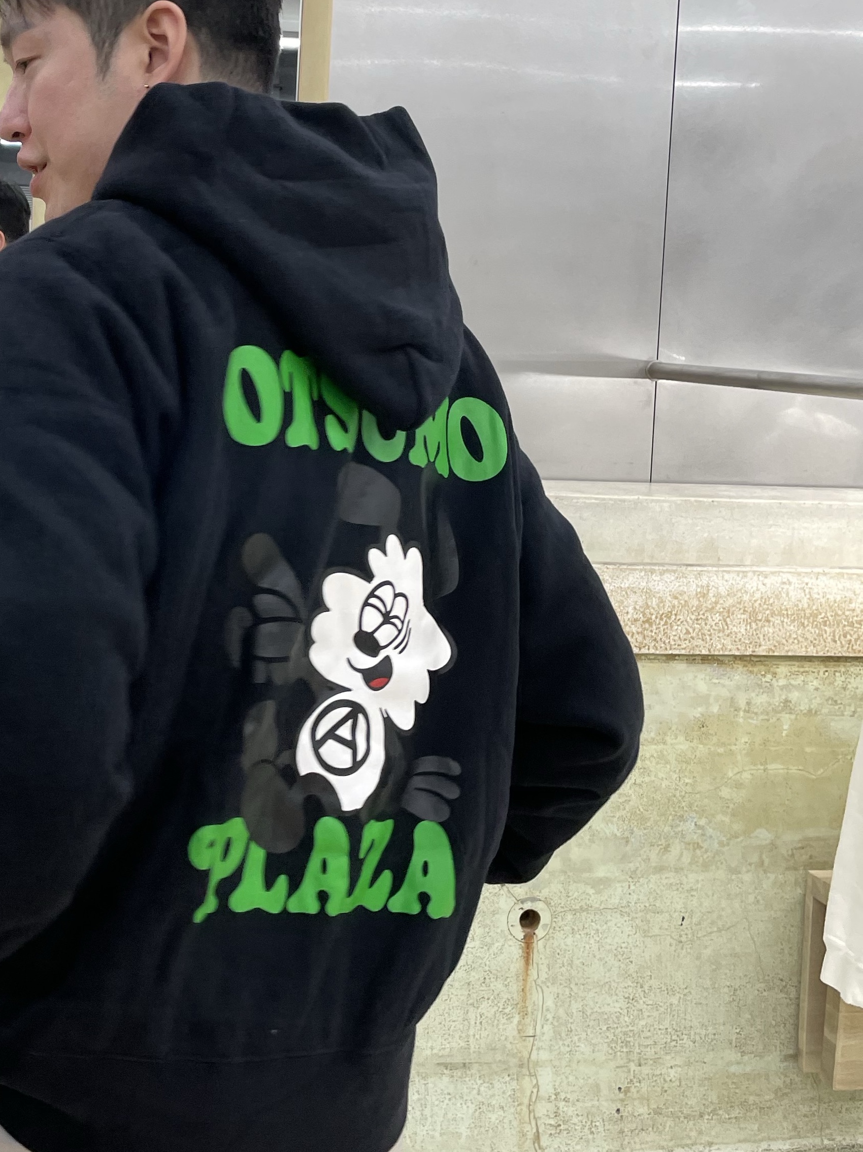 Verdy Otsumo Plaza Zip Hoodie Black - Otsumo Plaza Exclusive 착용 스타일