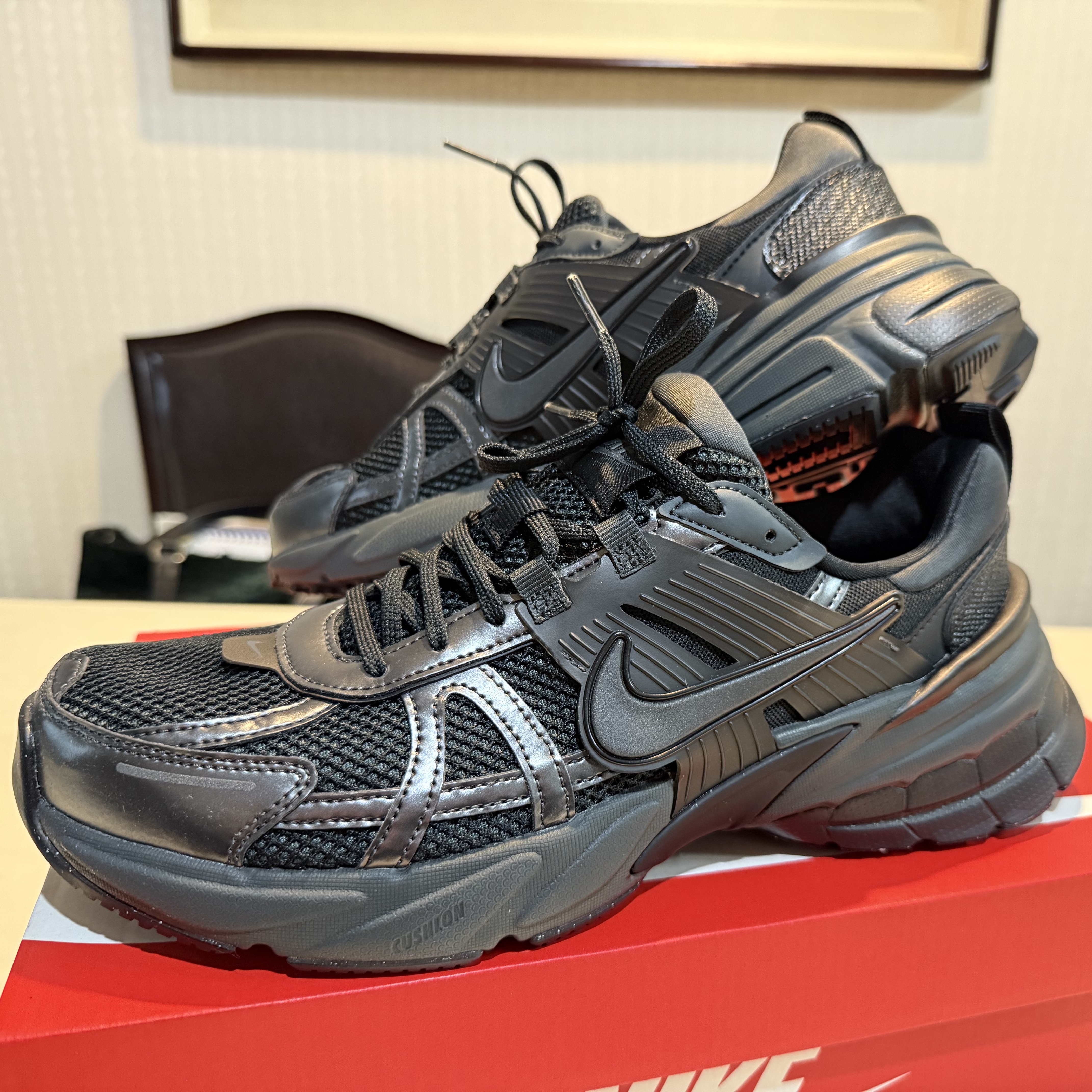 Nike V2K Run Black Anthracite 착용 스타일 - 2