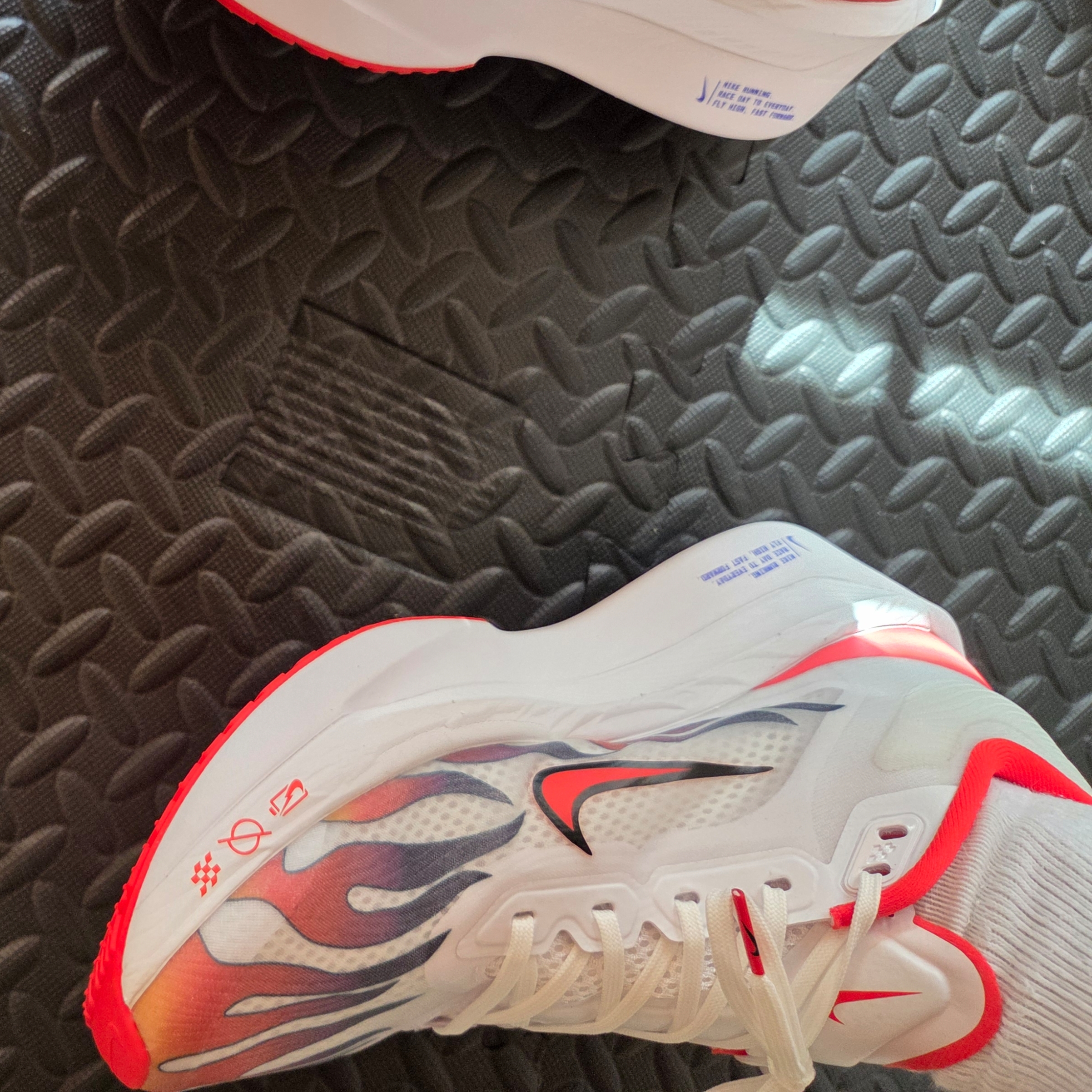 Nike Zoom Fly 6 PRM White Habanero Red 착용 스타일
