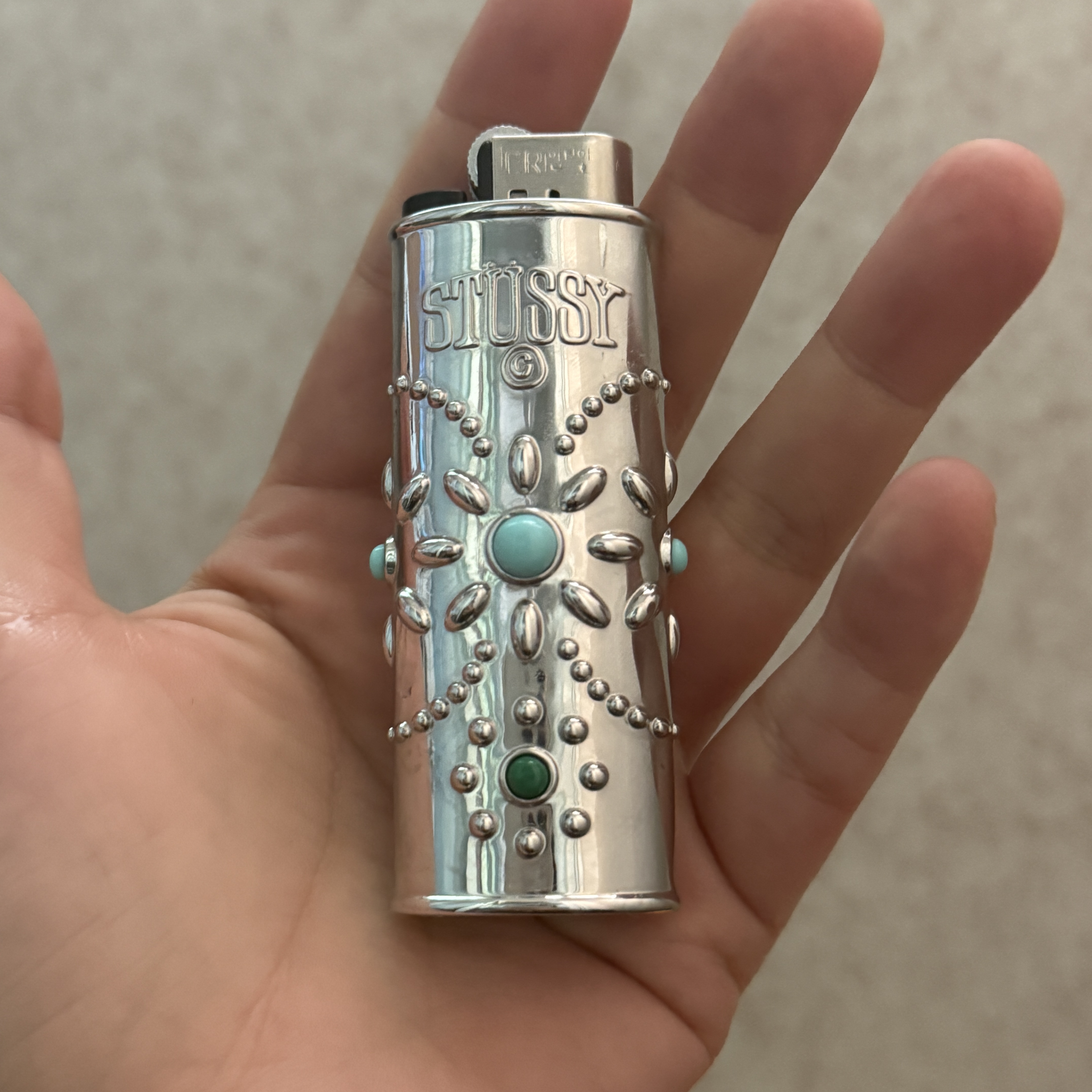 Stussy Metal Bejeweled Lighter Case Silver 착용 스타일