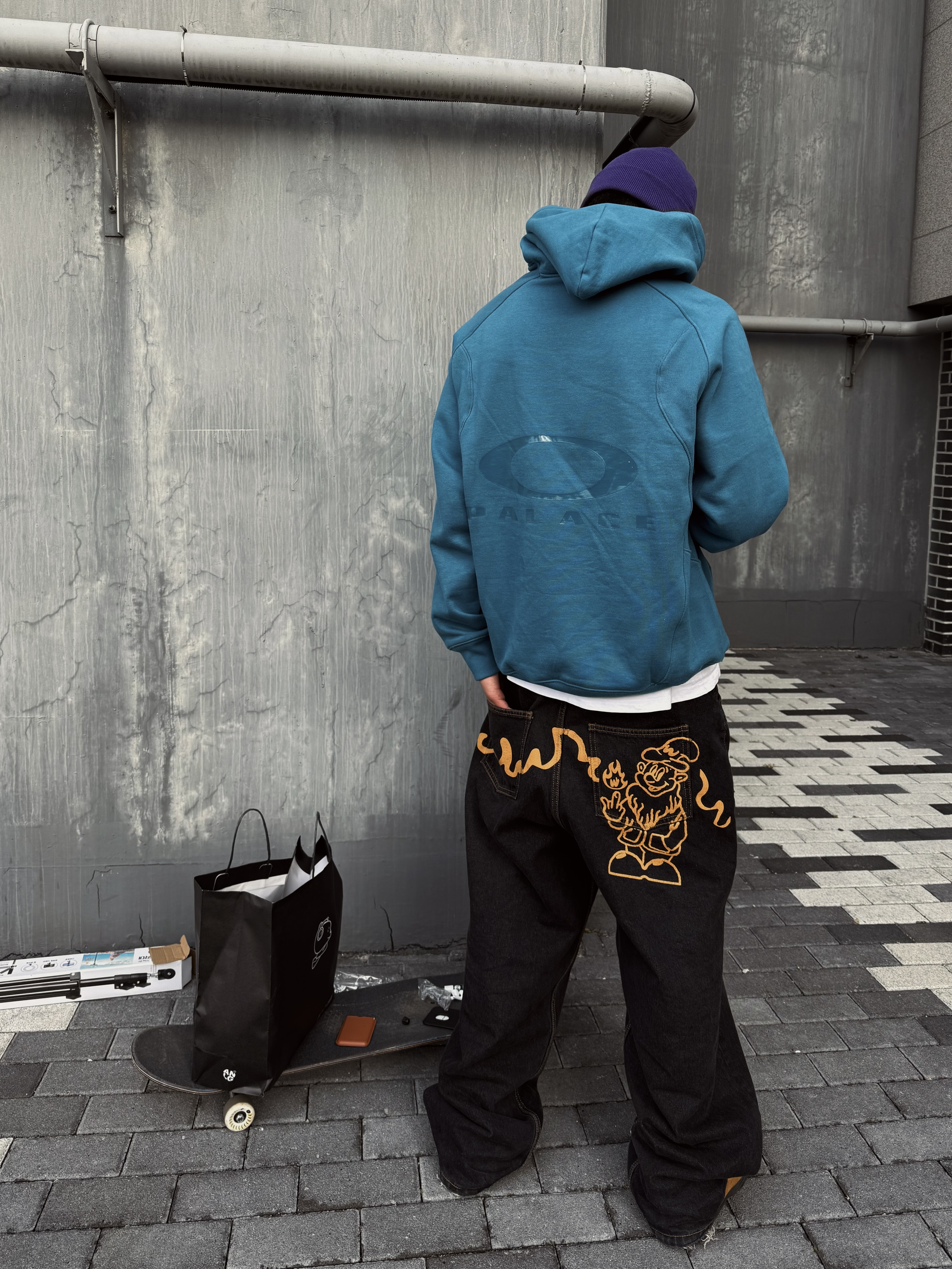 Palace x Oakley Hood Petrol - 24FW 착용 스타일