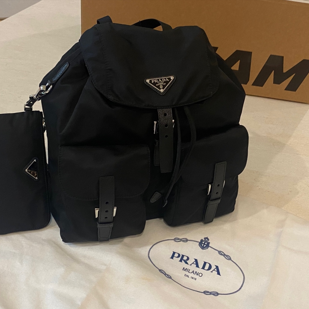 Prada Re-Nylon Medium Backpack Black 착용 스타일