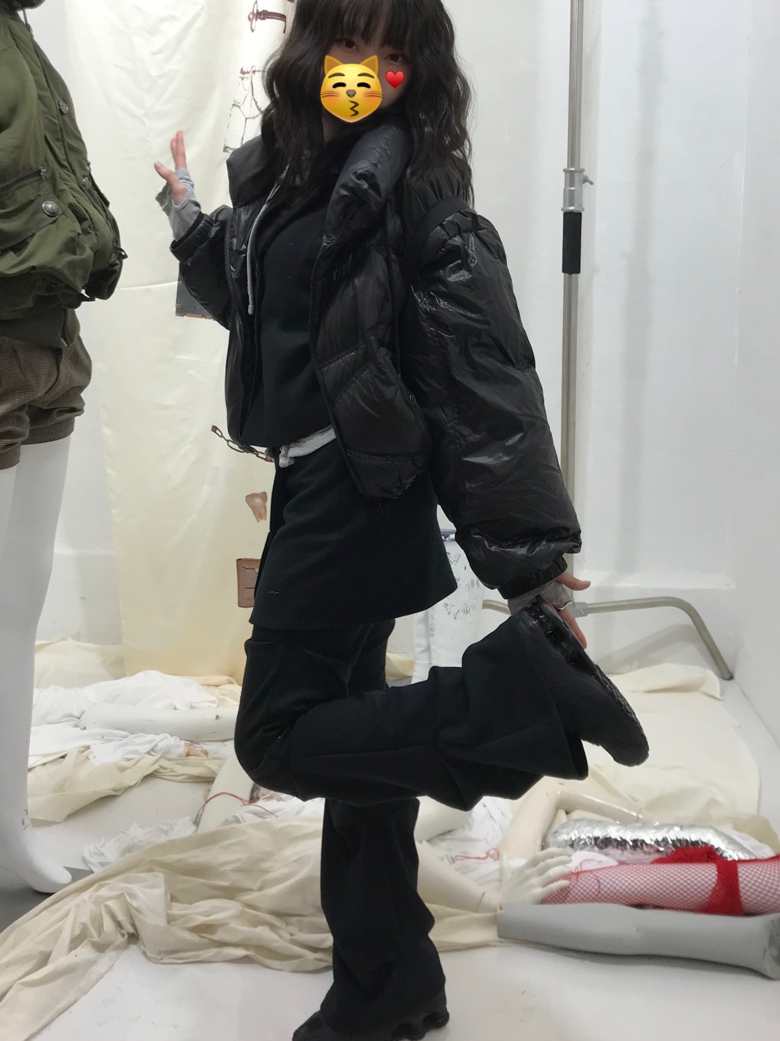 코이세이오 셔링 훅 후디 멜란지 그레이, (W) 나이키 샥스 R4 블랙 착용 스타일 - 3