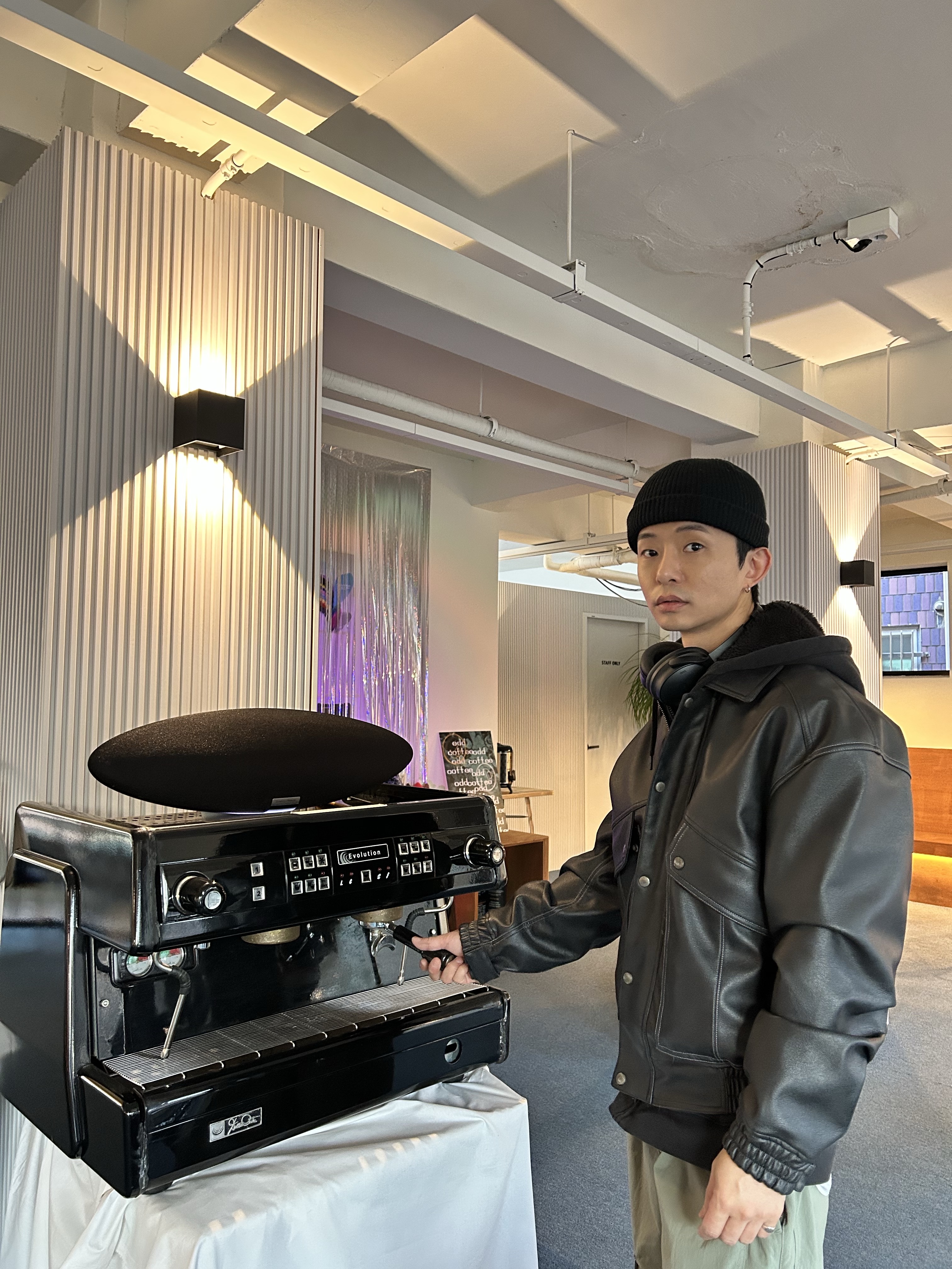 BOSE QC45 Triple Black (Korean Ver.), New Balance 530 Premium Vintage Grey Matter 착용 스타일 - 4