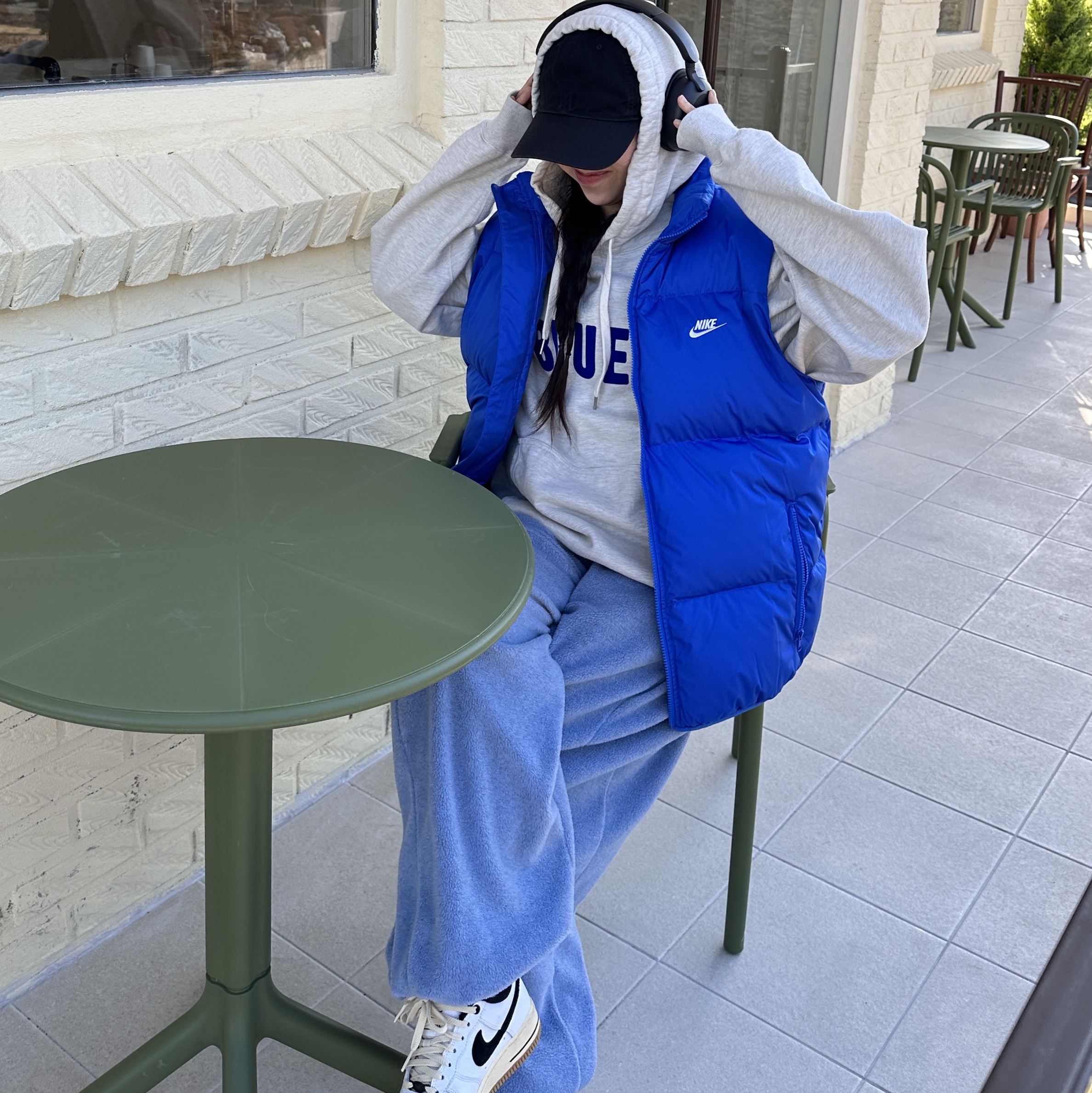 (W) Nike Air Force 1 '07 LX Black and Summit White, Nike NSW Club Primaloft Water-Repellent Puffer Vest Game Royal - Asia 착용 스타일 - 2