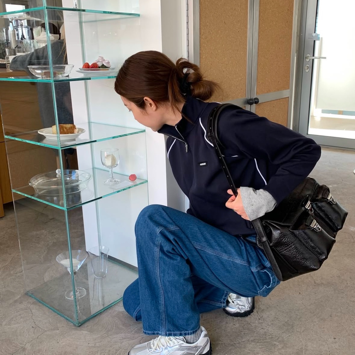 Lemaire Glossy Vegetable Leather Medium Gear Bag Espresso 착용 스타일 - 2