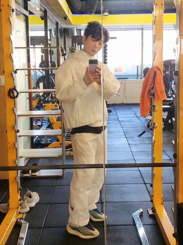 Adidas Yeezy 700 V3 Azael 2019, Supreme x Nike Ripstop Track Pants White - 24SS 착용 스타일
