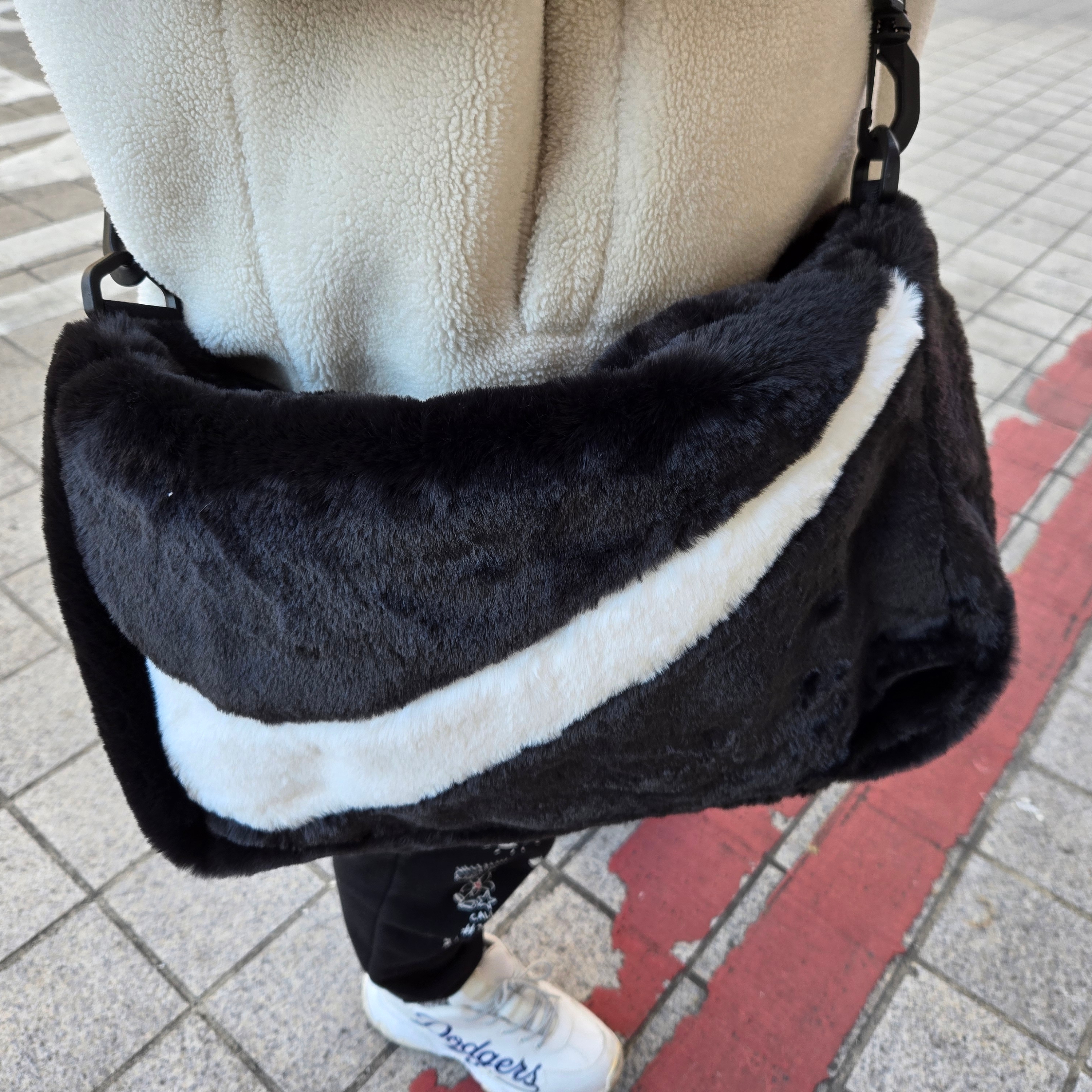 Nike NSW Faux Fur Tote Bag Black 착용 스타일 - 1