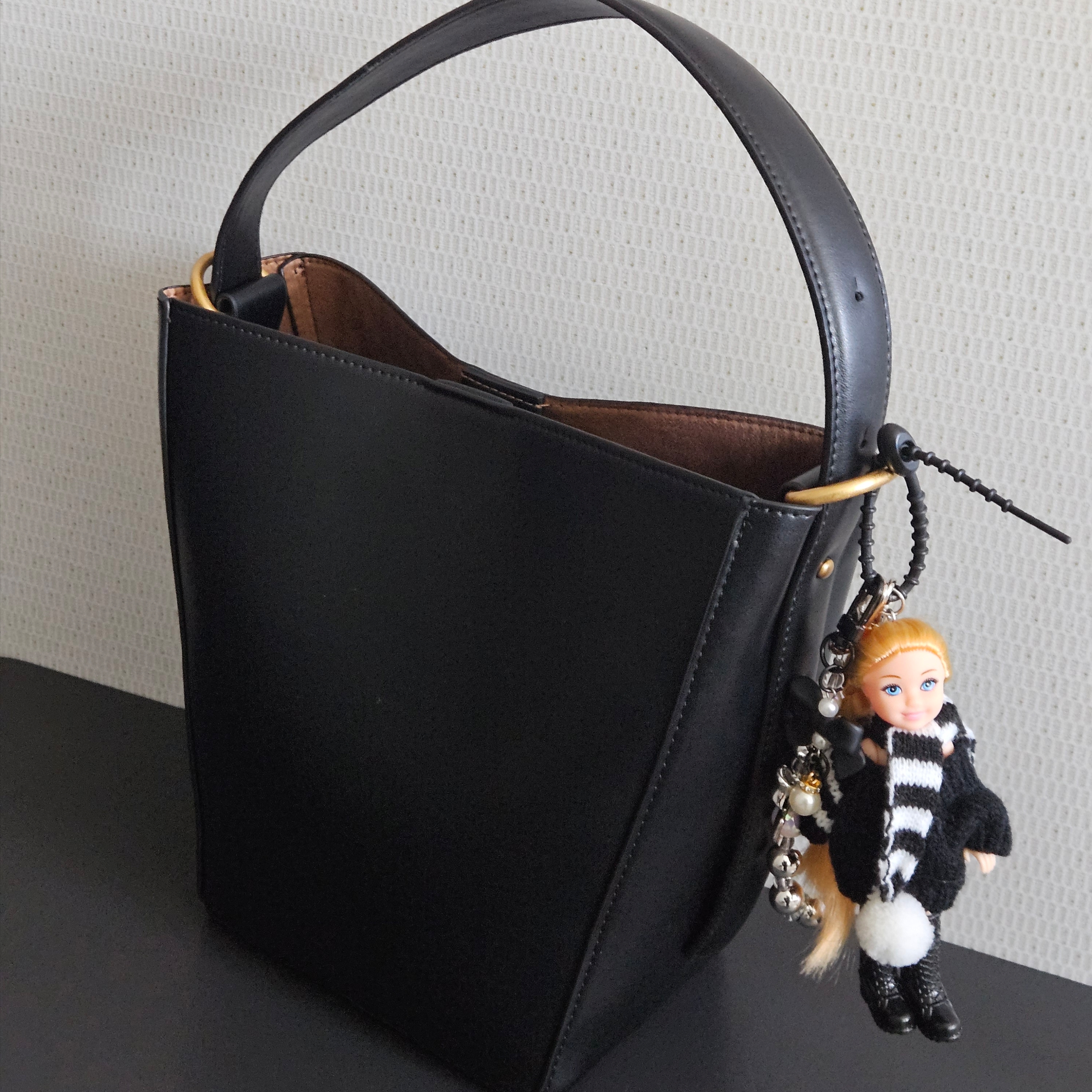 Zara Bucket Bag Black 착용 스타일 - 2