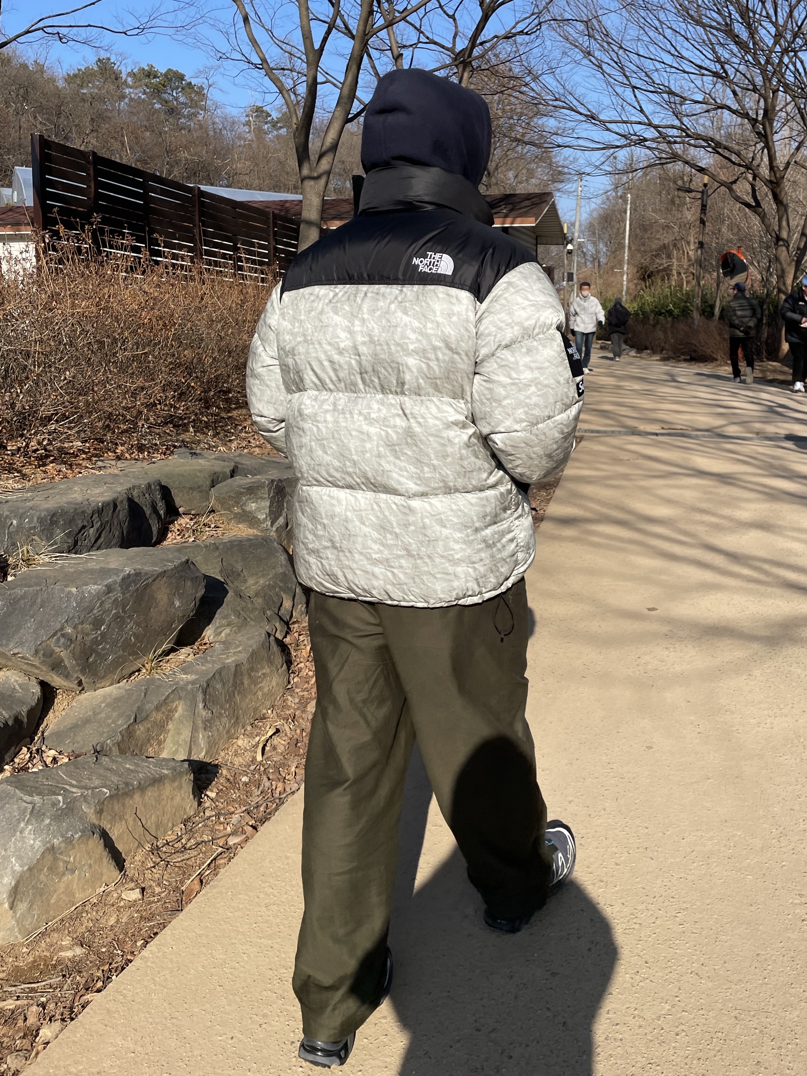 Supreme x The North Face Paper Print Nuptse Jacket - 19FW 착용 스타일 - 2