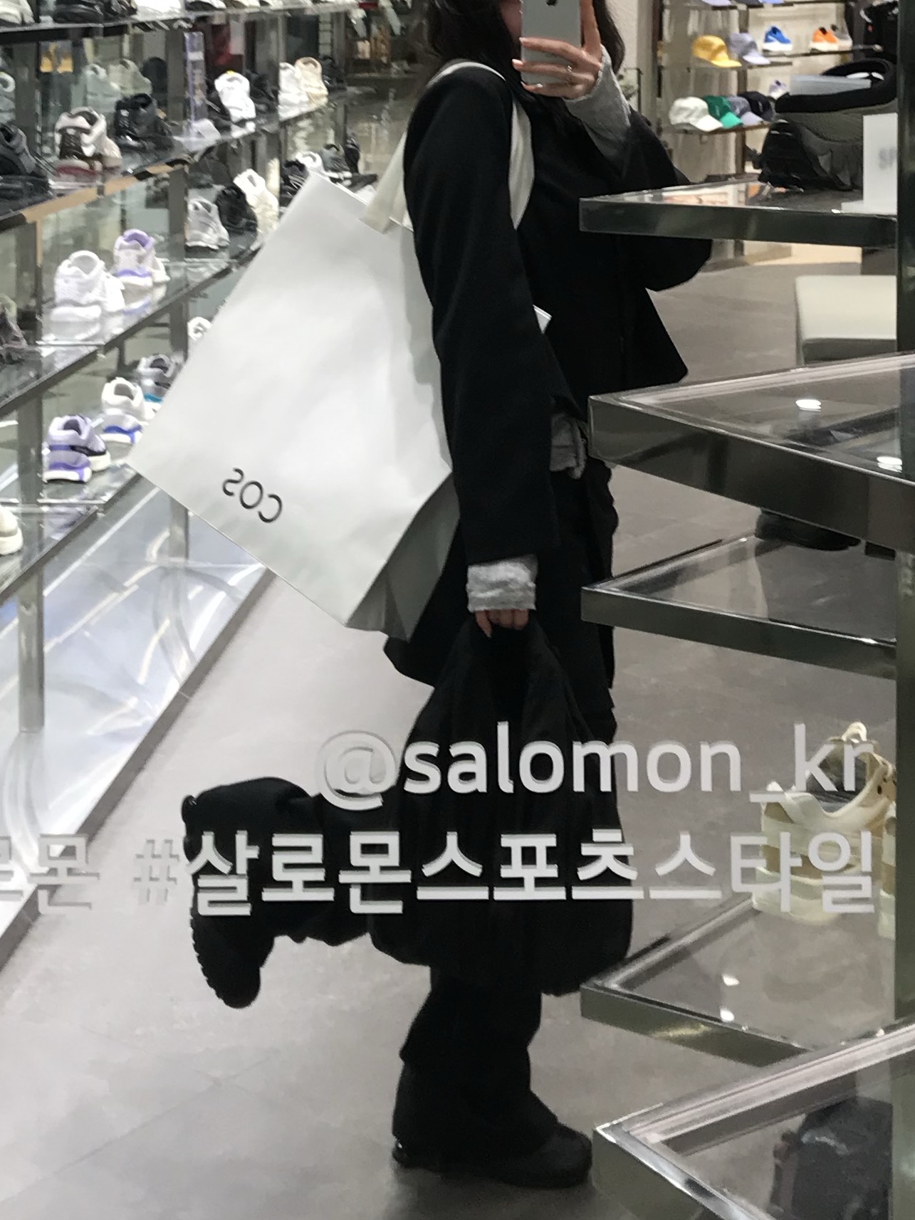 코이세이오 셔링 훅 후디 멜란지 그레이, (W) 나이키 샥스 R4 블랙 착용 스타일 - 2