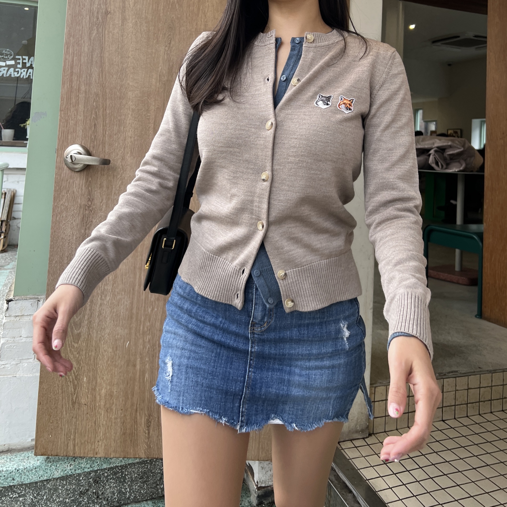 Celine Teen Triomphe Bag in Shiny Calfskin Black, (W) Maison Kitsune Double Fox Head Patch R-Neck Cardigan Beige Melange 착용 스타일 - 4