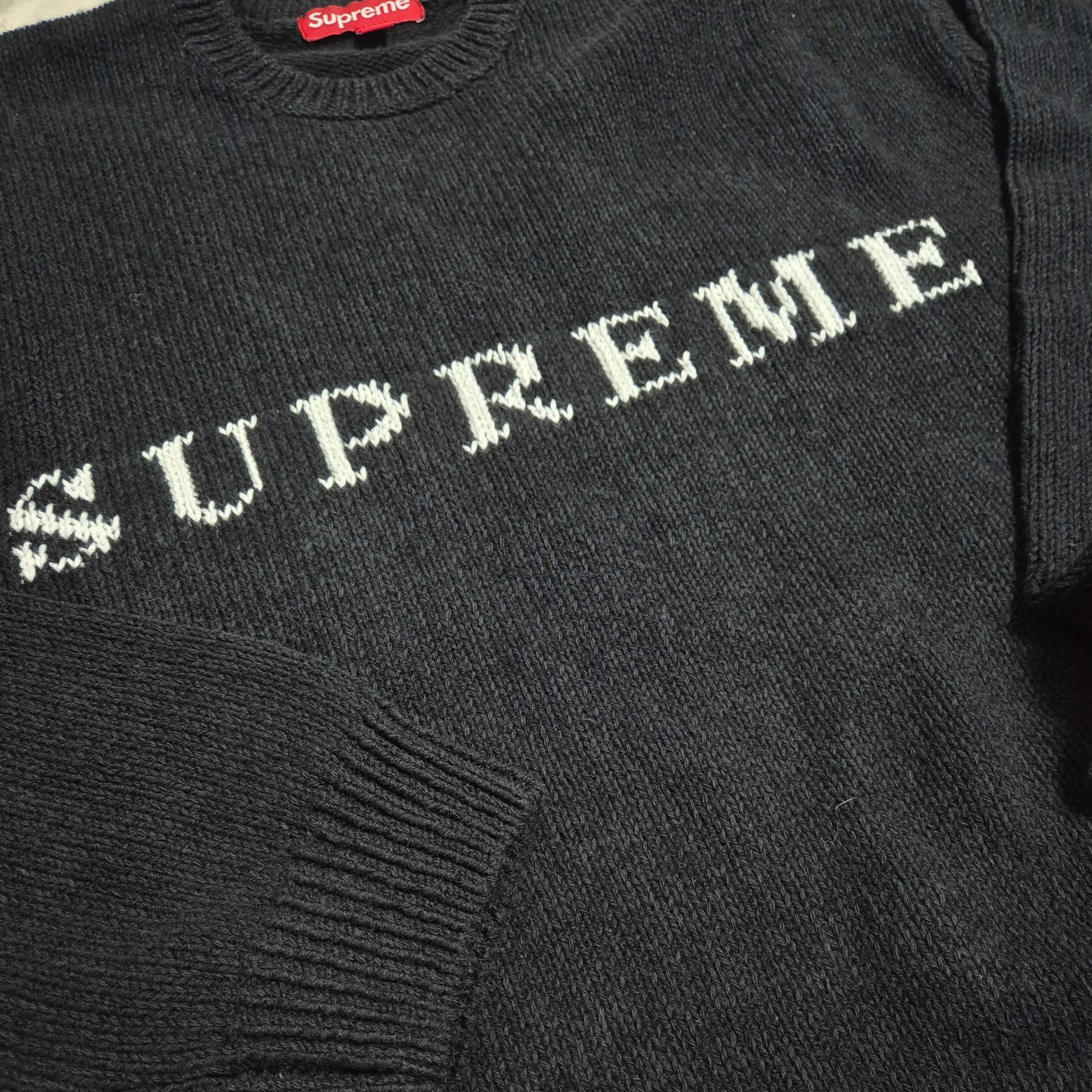 Supreme Contrast Logo Sweater Black - 25SS 착용 스타일 - 1