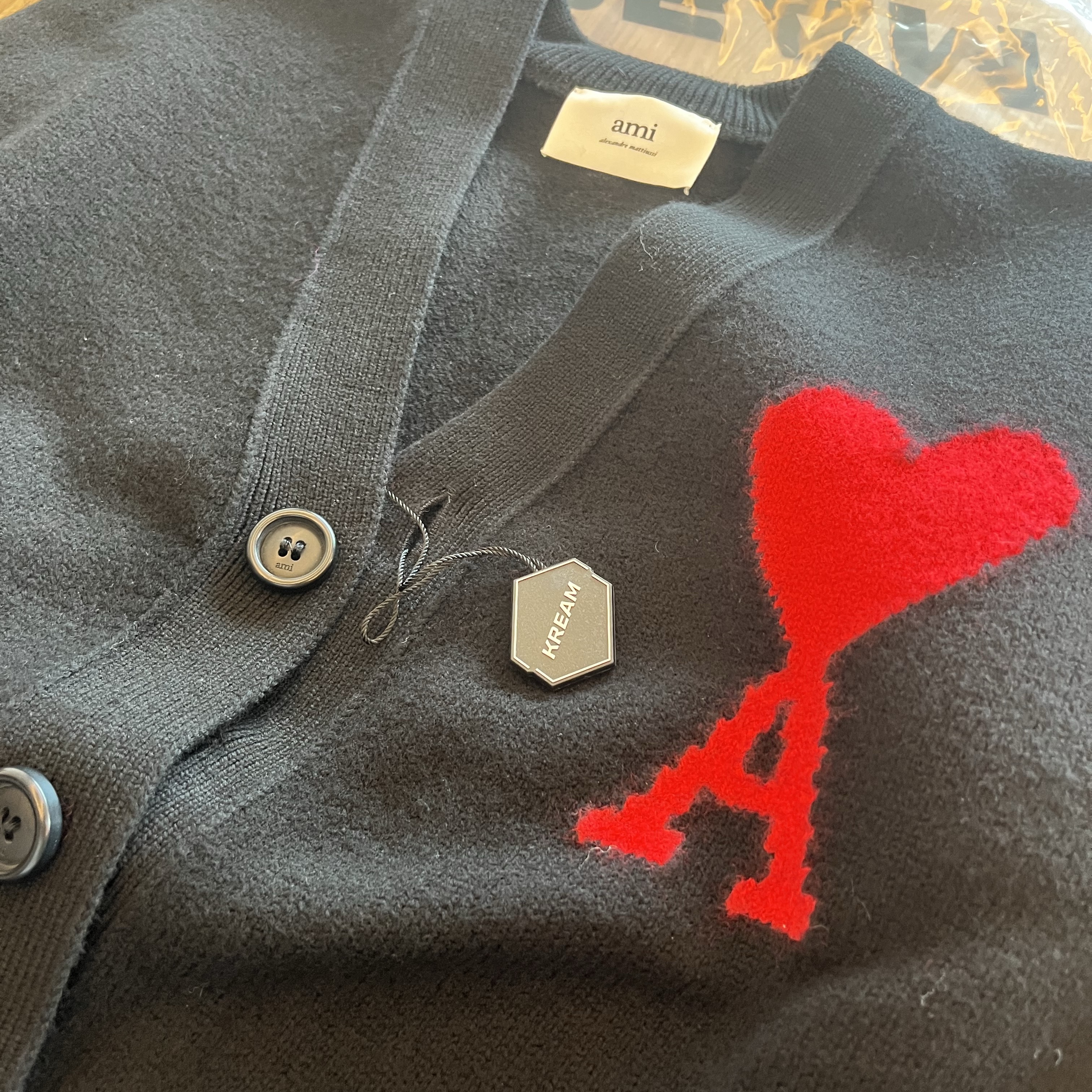 AMI de Coeur Oversize Intarsia Cardigan Black 착용 스타일