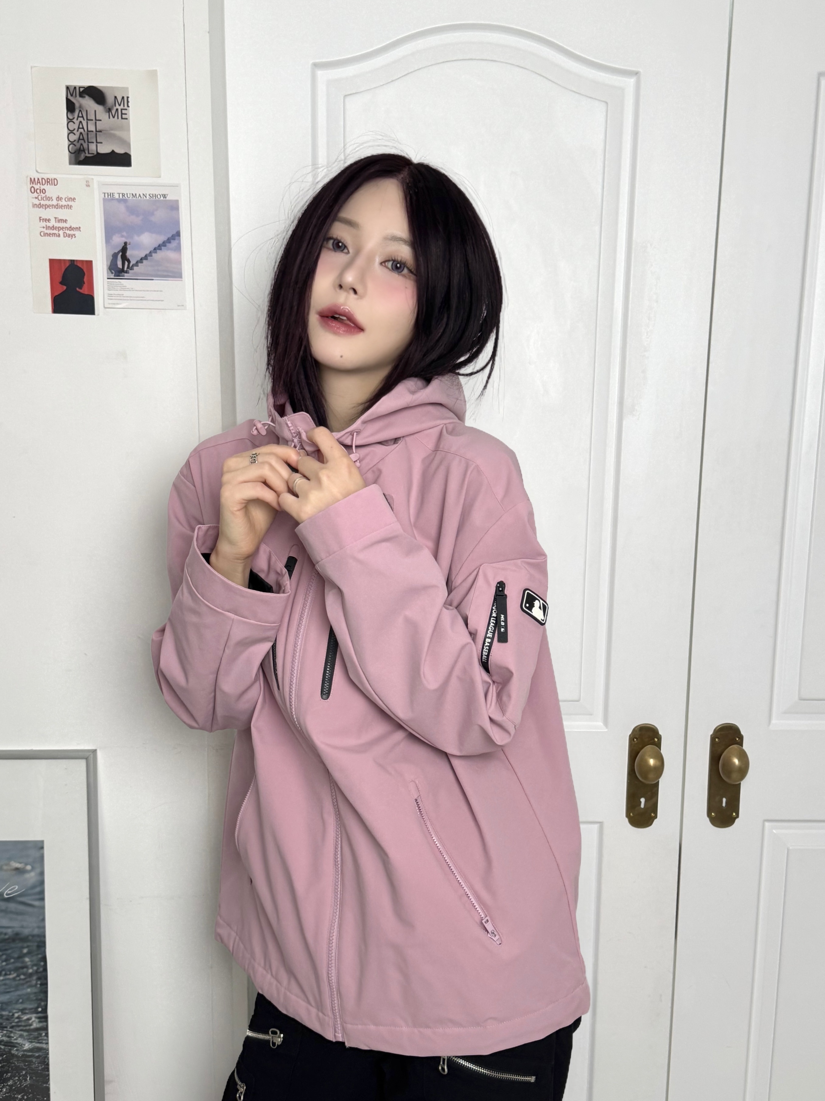 MLB Gorpcore Hooded Lightweight Short Puffer Jacket Boston Red Sox D.Cream, (W) UGG Tazz Slipper Sand 착용 스타일 - 2