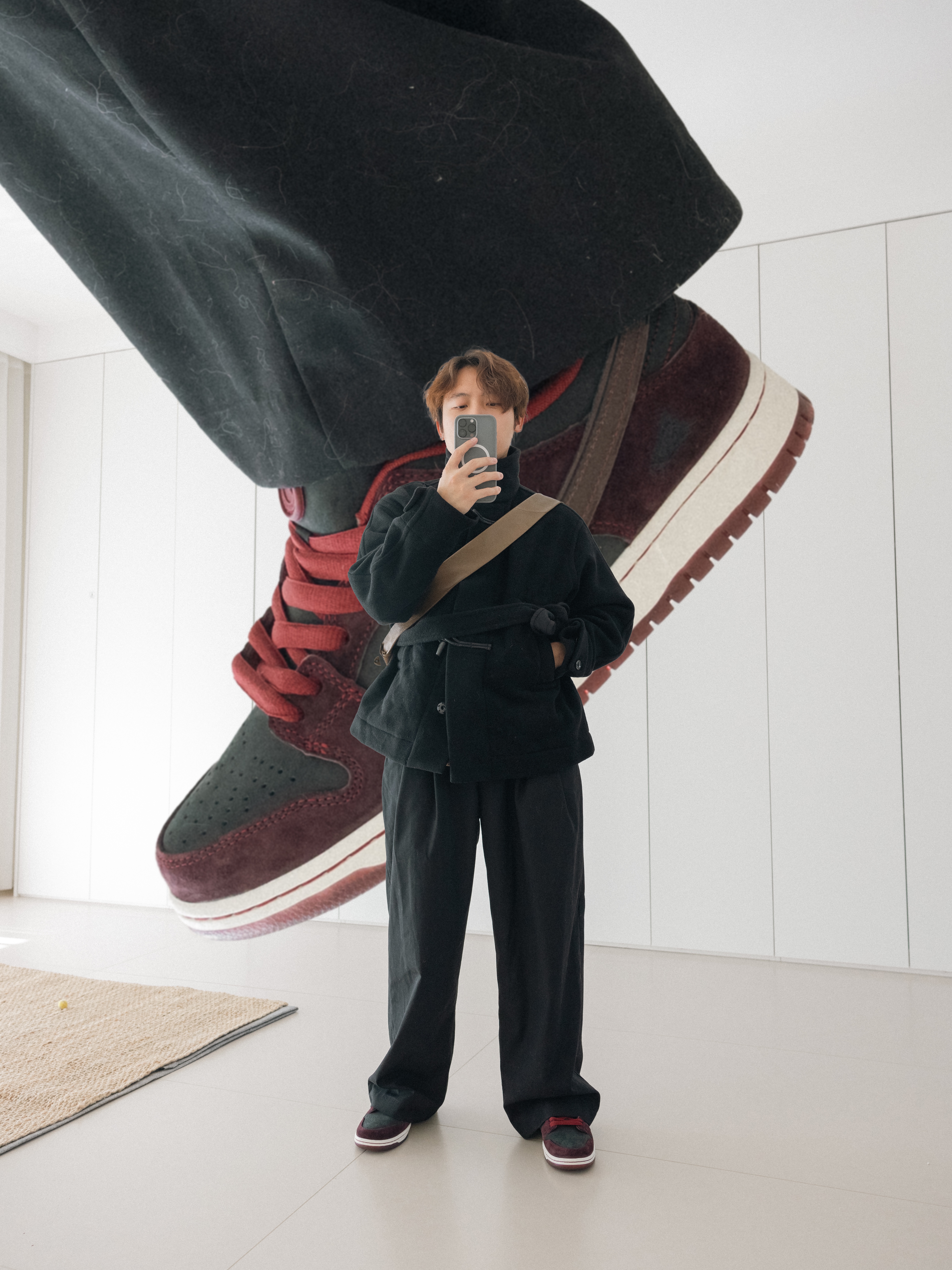 Nike x Riot Skateshop SB Dunk Low Pro Mahogany and Team Red, Lemaire Large Croissant Bag Soft Nappa Leather Dark Tobacco 착용 스타일 - 1