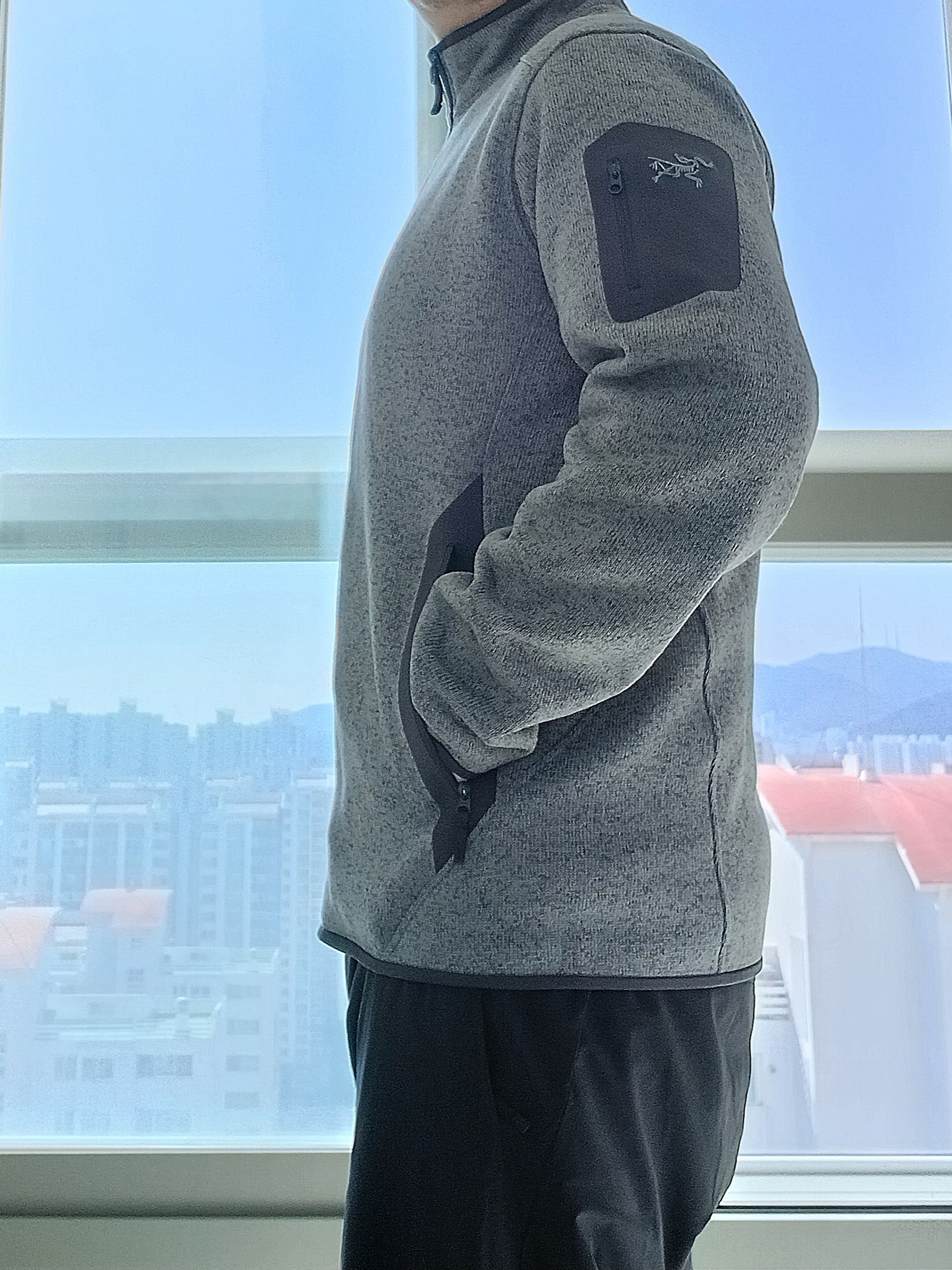 아크테릭스 코버트 가디건 보이드 헤더 그래파이트 착용 스타일 - 1